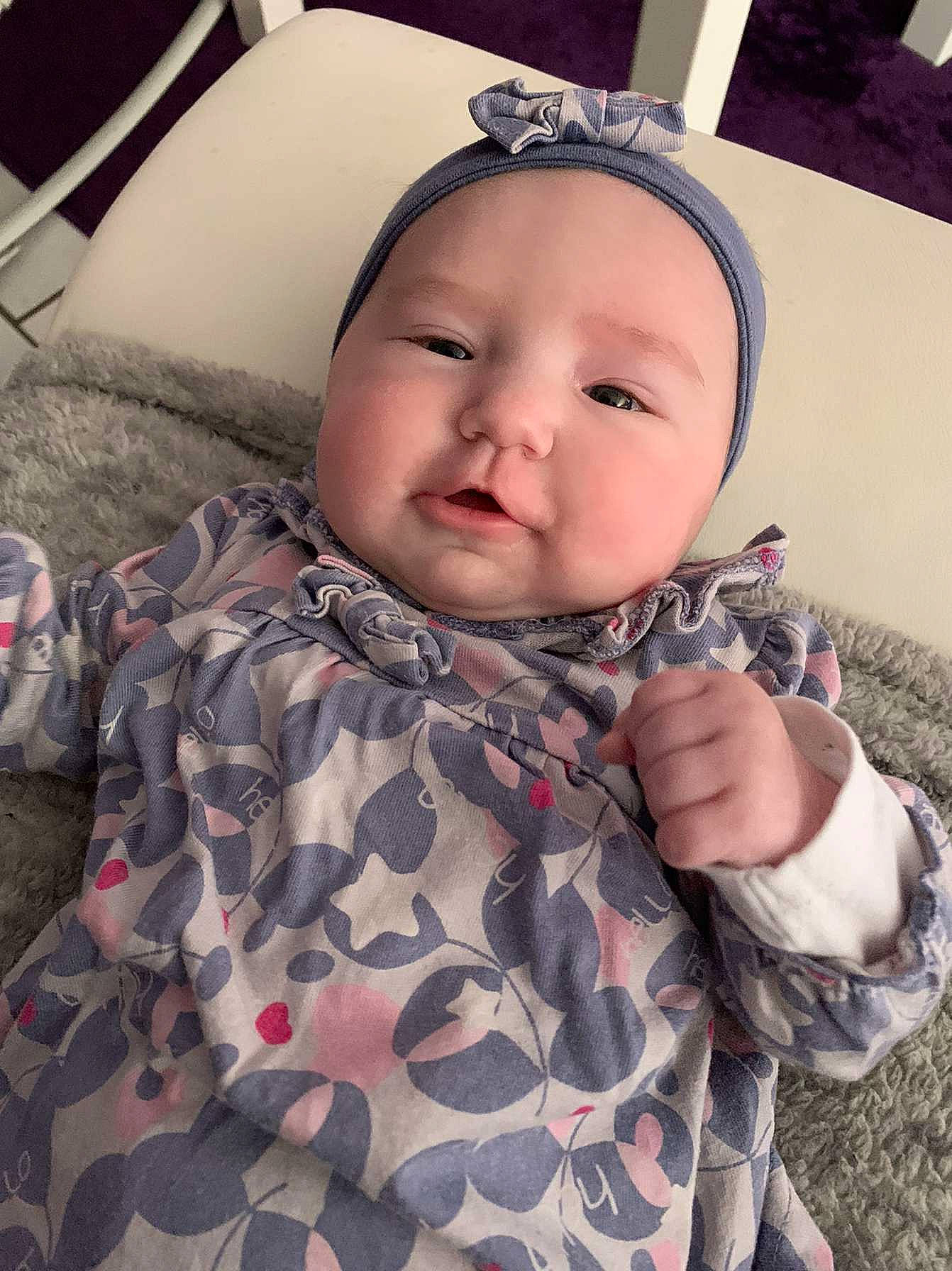 Lyna a rejoint le concours — aidez-le/la à gagner de superbes lots ! baby, baby_products, baby_toddler_clothing, camouflage, car_seat, child, comfort, eye, eyelash, fashion_accessory, headwear, iris, linens, military_camouflage, neck, nose, pattern, person, sitting, skin