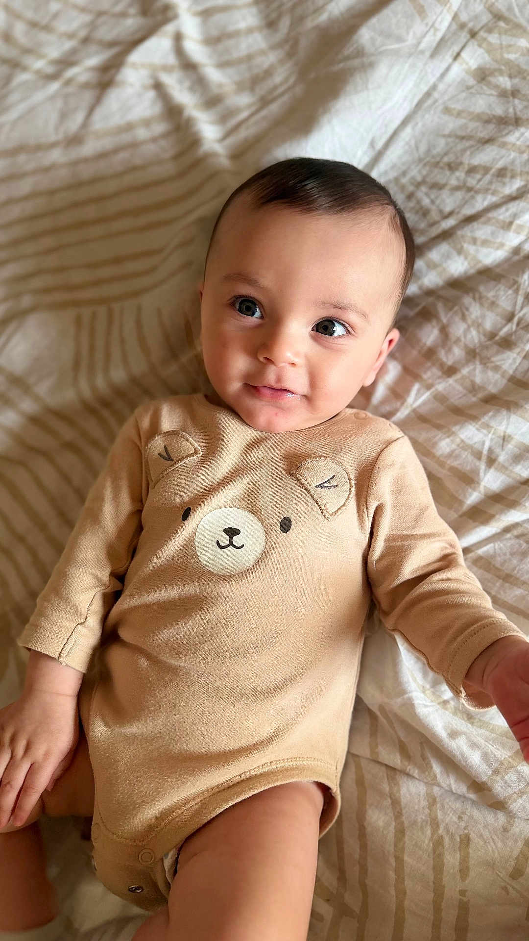 Ousaid a rejoint le concours — aidez-le/la à gagner de superbes lots ! baby, infant, child, onesie, clothing, bear_design, cute, smiling, face, eyes, skin, hand, blanket, bed, soft, comfortable, indoors, portrait, lying_down, young