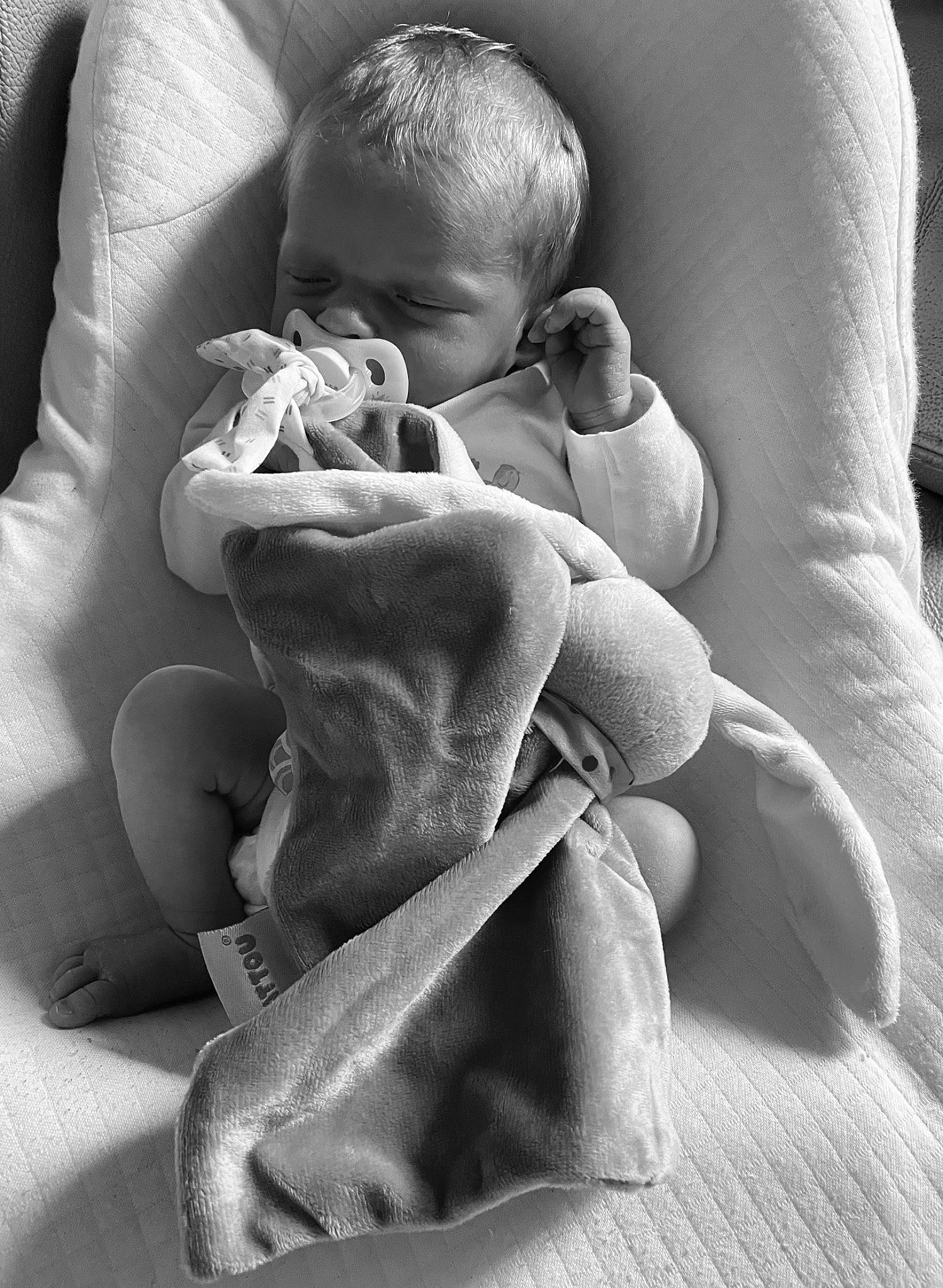 Alice a rejoint le concours — aidez-le/la à gagner de superbes lots ! arm, baby, black_and_white, chest, child, comfort, elbow, finger, gesture, hand, joint, leg, linens, monochrome, monochrome_photography, muscle, person, skin, style, toddler