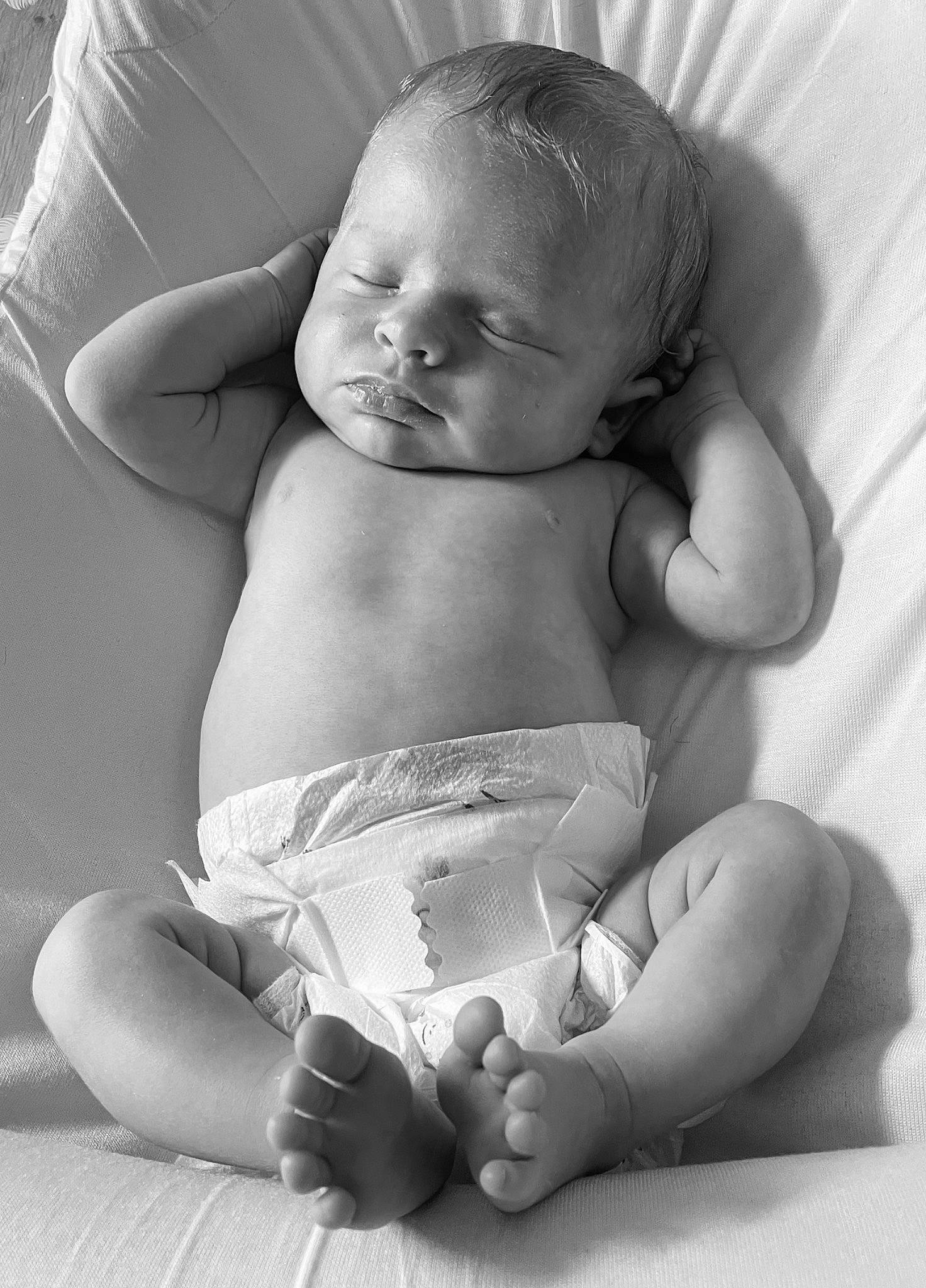 Alice a rejoint le concours — aidez-le/la à gagner de superbes lots ! abdomen, baby, black, chest, comfort, elbow, eye, face, finger, flash_photography, gesture, hand, happy, human_body, person, skin, stomach, thumb, toddler, trunk