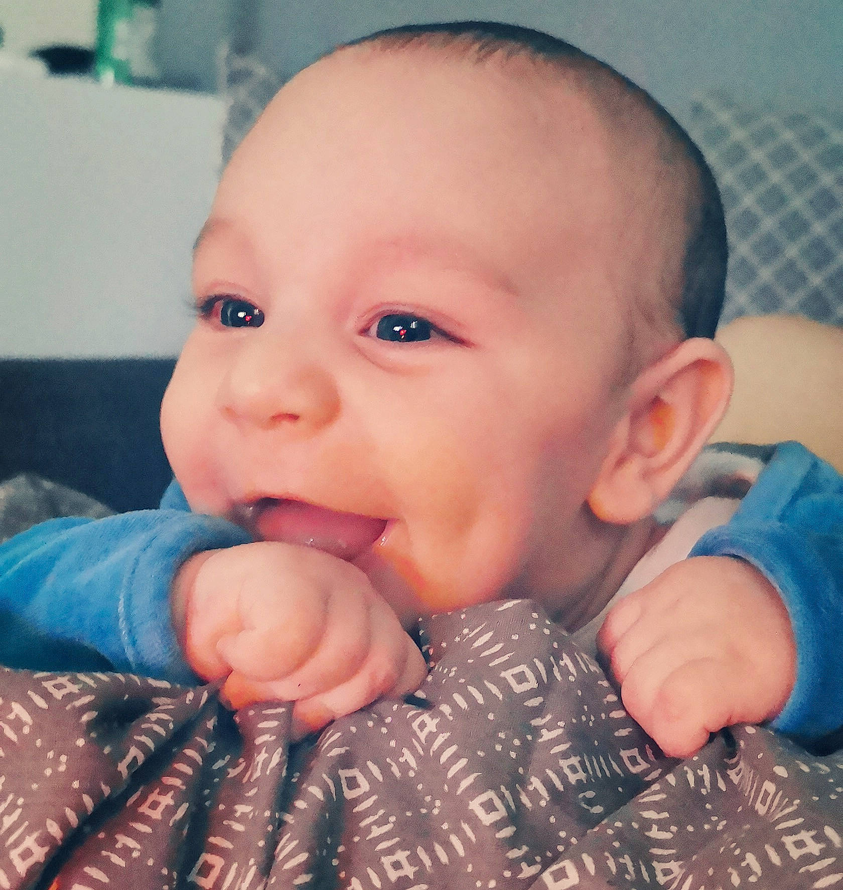 Rosario participe au concours pour gagner de l'argent avec cette photo : baby_toddler_clothing, blue, cheek, ear, eye, eyebrow, eyelash, forehead, gesture, hand, happy, head, human_body, lip, mouth, neck, nose, person, skin, sleeve