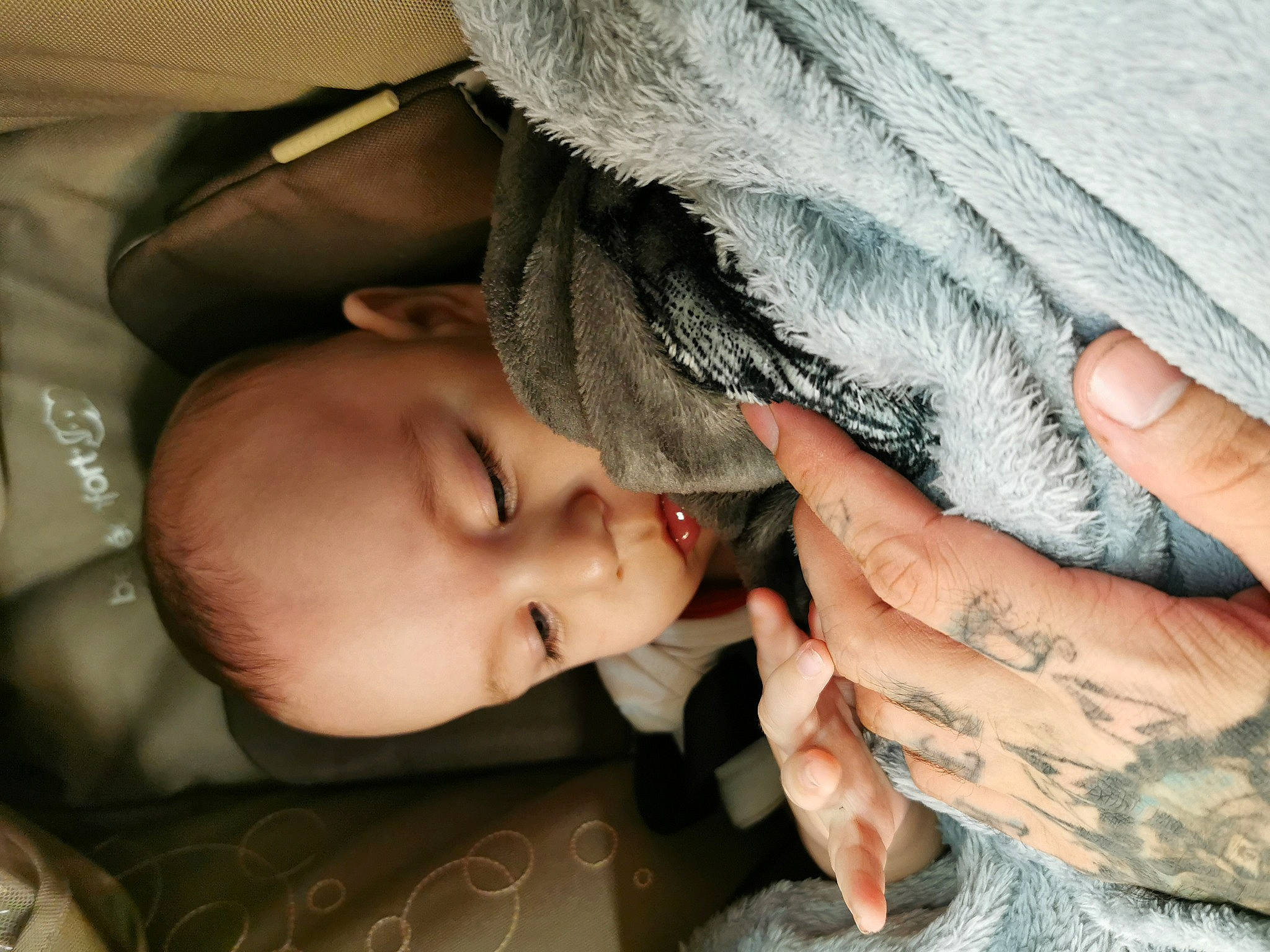 Rosario participe au concours pour gagner de l'argent avec cette photo : baby, comfort, dress, eye, eyelash, finger, gesture, hand, happy, head, human_body, lip, mouth, nail, nose, person, product, skin, textile, thumb