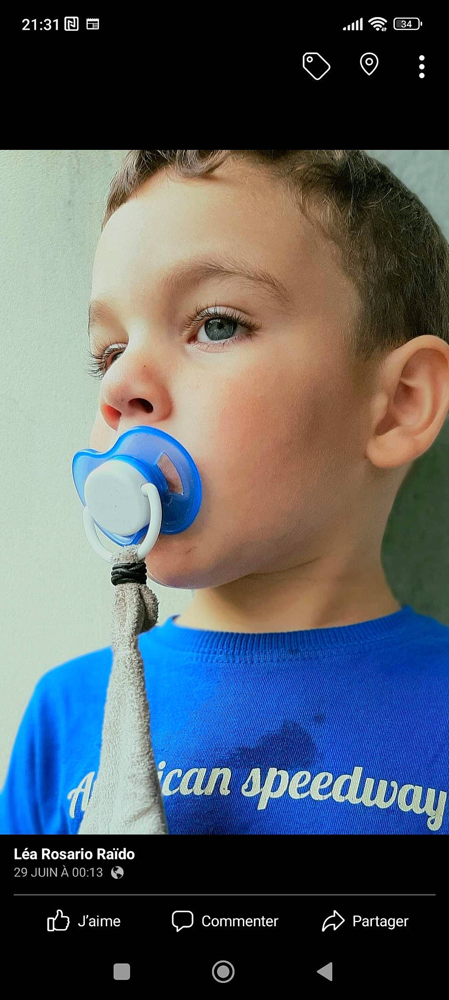 Rosario a rejoint le concours — aidez-le/la à gagner de superbes lots ! audio_equipment, child, chin, cool, ear, electric_blue, eyelash, face, fun, gadget, hairstyle, happy, hearing, logo, neck, nose, organ, person, t_shirt, toddler