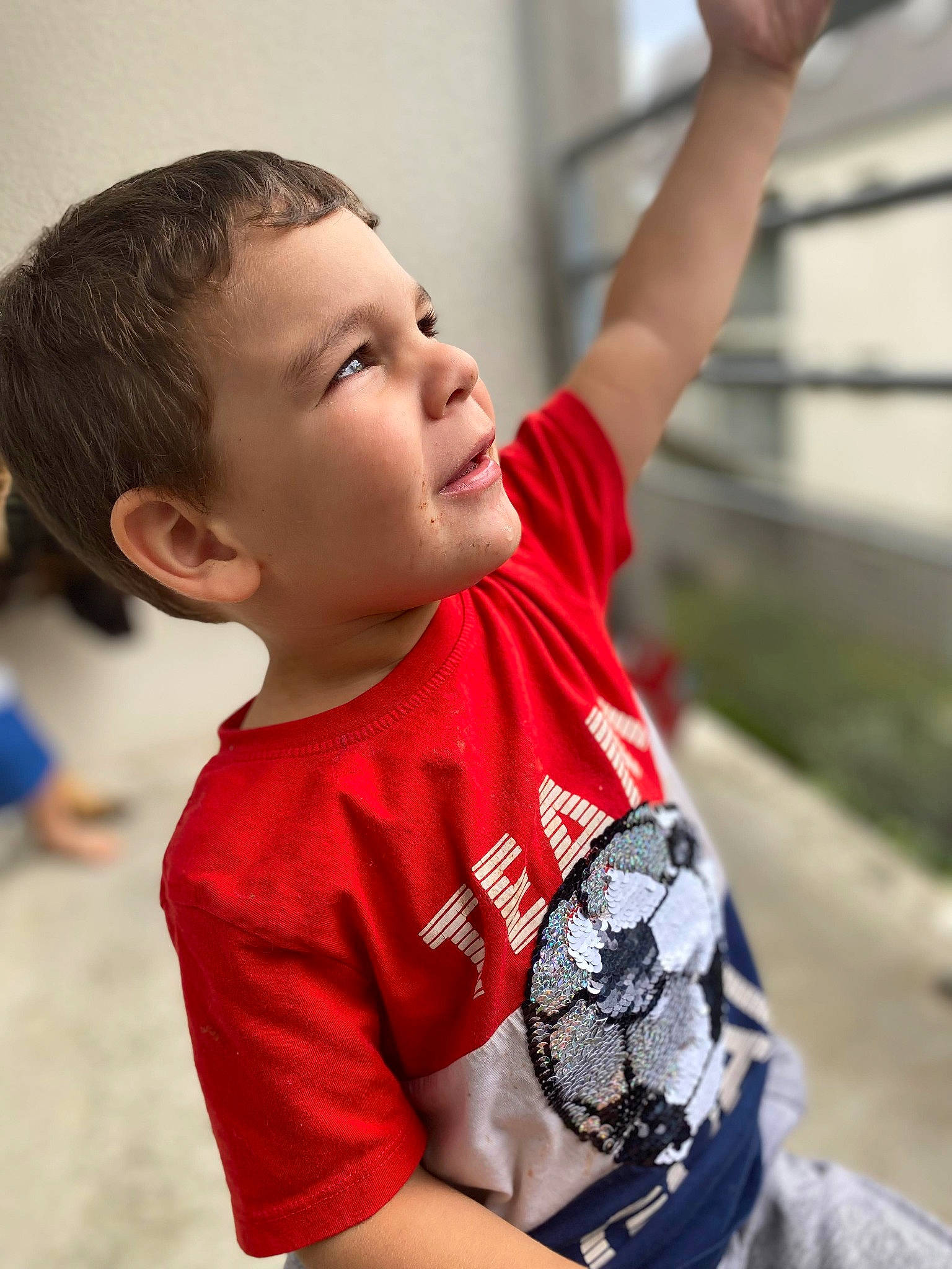 Rosario a rejoint le concours — aidez-le/la à gagner de superbes lots ! cheek, child, chin, elbow, eye, face, fun, gesture, happy, joint, leisure, neck, person, play, sitting, skin, sleeve, smile, t_shirt, toddler