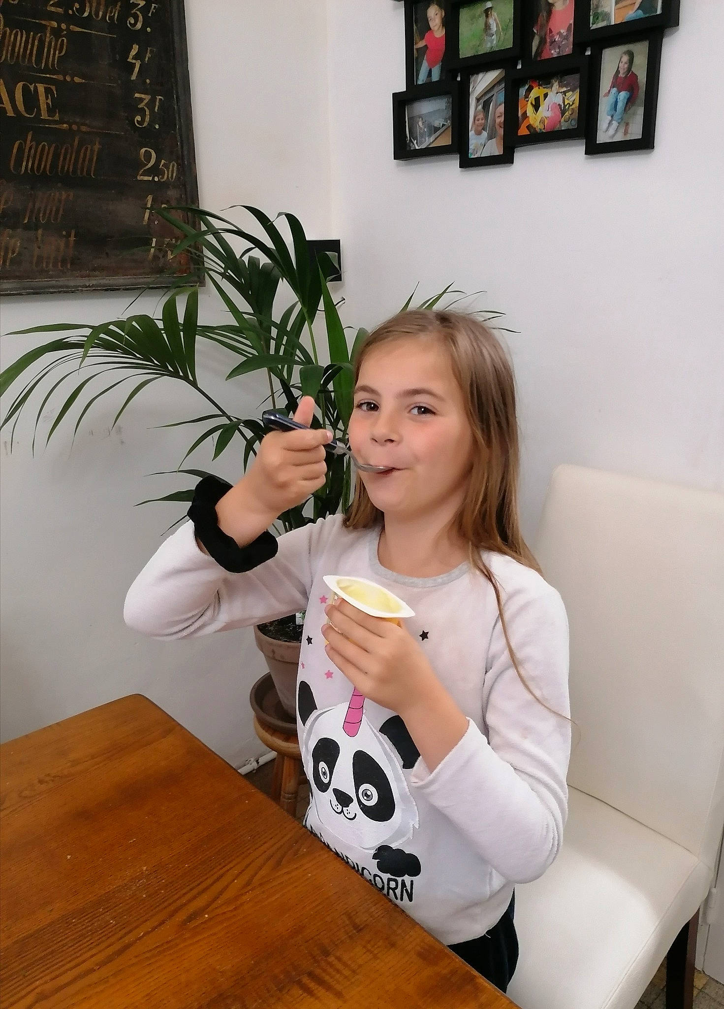 Luna participe au concours pour gagner de l'argent avec cette photo : beauty, chair, comfort, desk, event, fashion_design, flooring, furniture, hardwood, interior_design, joy, person, picture_frame, plant, plate, room, table, tableware, television, varnish