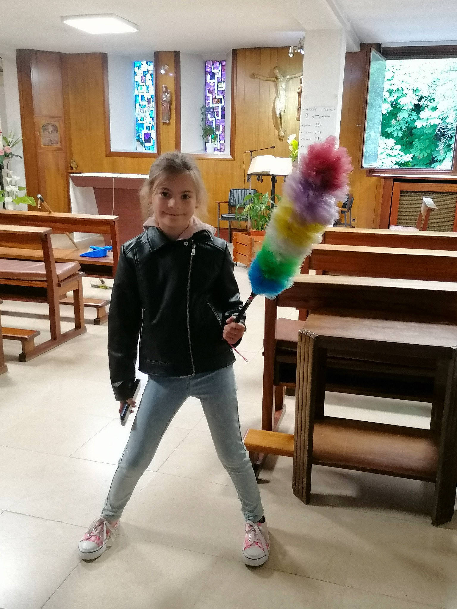 Luna participe au concours pour gagner de l'argent avec cette photo : balance, bench, boot, chair, child, flooring, fun, furniture, joy, knee, leg, leisure, party_supply, person, play, room, sportswear, standing, sweatpant, thigh