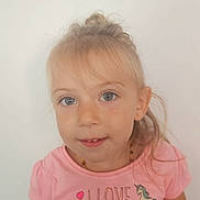 Naomi a rejoint le concours — aidez-le/la à gagner de superbes lots ! child, girl, blonde_hair, blue_eyes, pink_shirt, unicorn, ice_cream, smile, portrait, casual_clothing, cute, young, face, earrings, necklace, indoor, white_background, happy, toddler, childhood