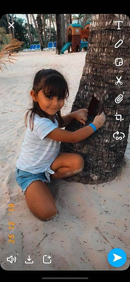 Lyla participe au concours pour gagner de l'argent avec cette photo : black_hair, child, clothing, fun, hairstyle, happy, head, joy, leg, leisure, long_hair, mammal, people, person, shorts, smile, t_shirt, thigh, toddler, tree