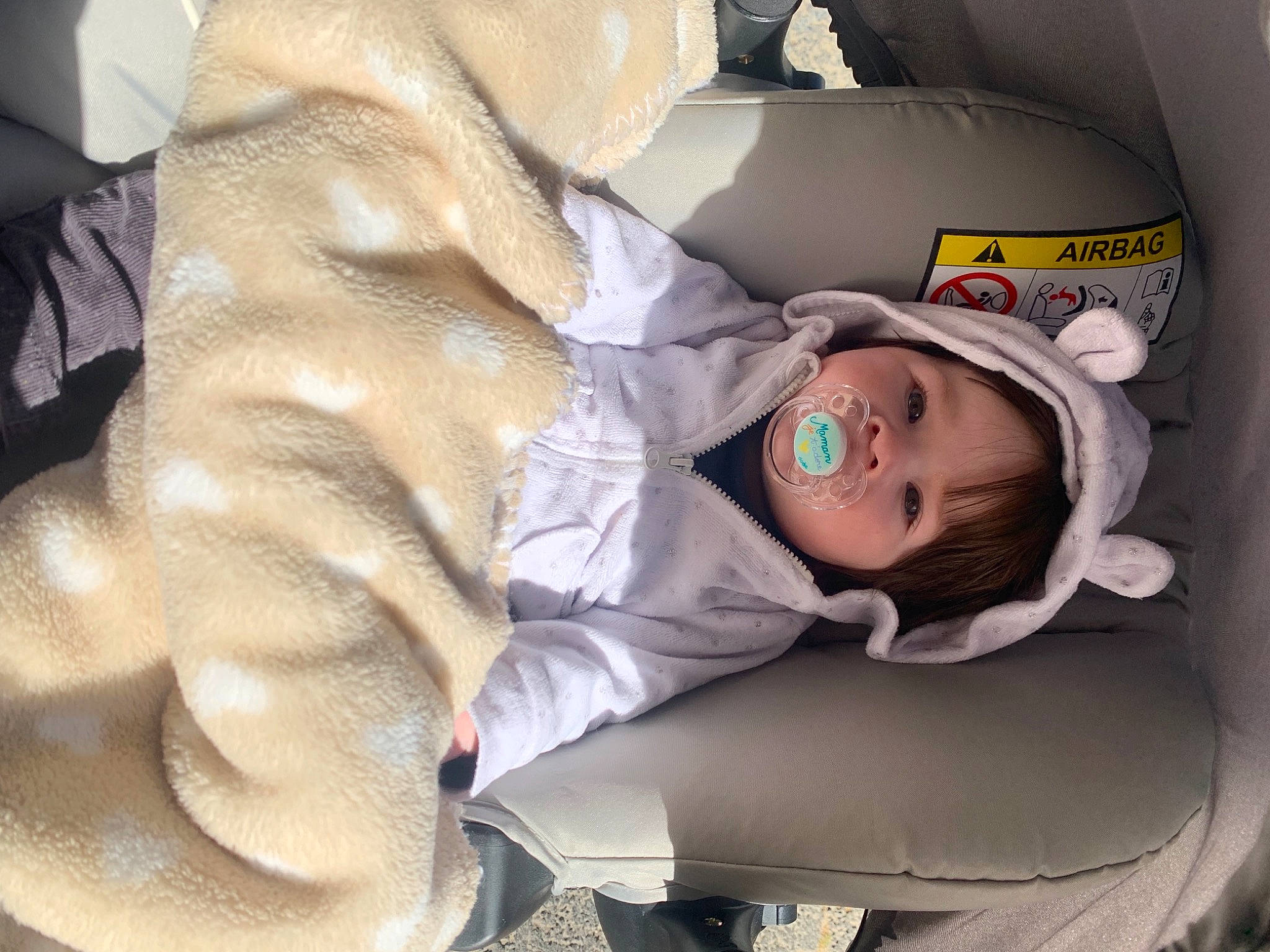 Anastasia participe au concours pour gagner de l'argent avec cette photo : auto_part, automotive_design, baby, baby_products, car_seat, car_seat_cover, child, comfort, eyewear, family_car, fashion_accessory, headgear, linens, person, personal_protective_equipment, room, sitting, sunglasses, textile, toddler