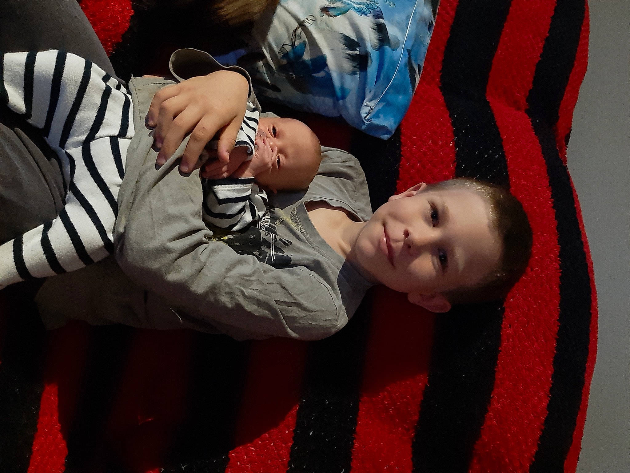 Hayden participe au concours pour gagner de l'argent avec cette photo : baby, child, comfort, cool, event, eyewear, fashion_accessory, flooring, fun, gesture, happy, joy, leisure, pattern, person, sitting, sunglasses, toddler, tree