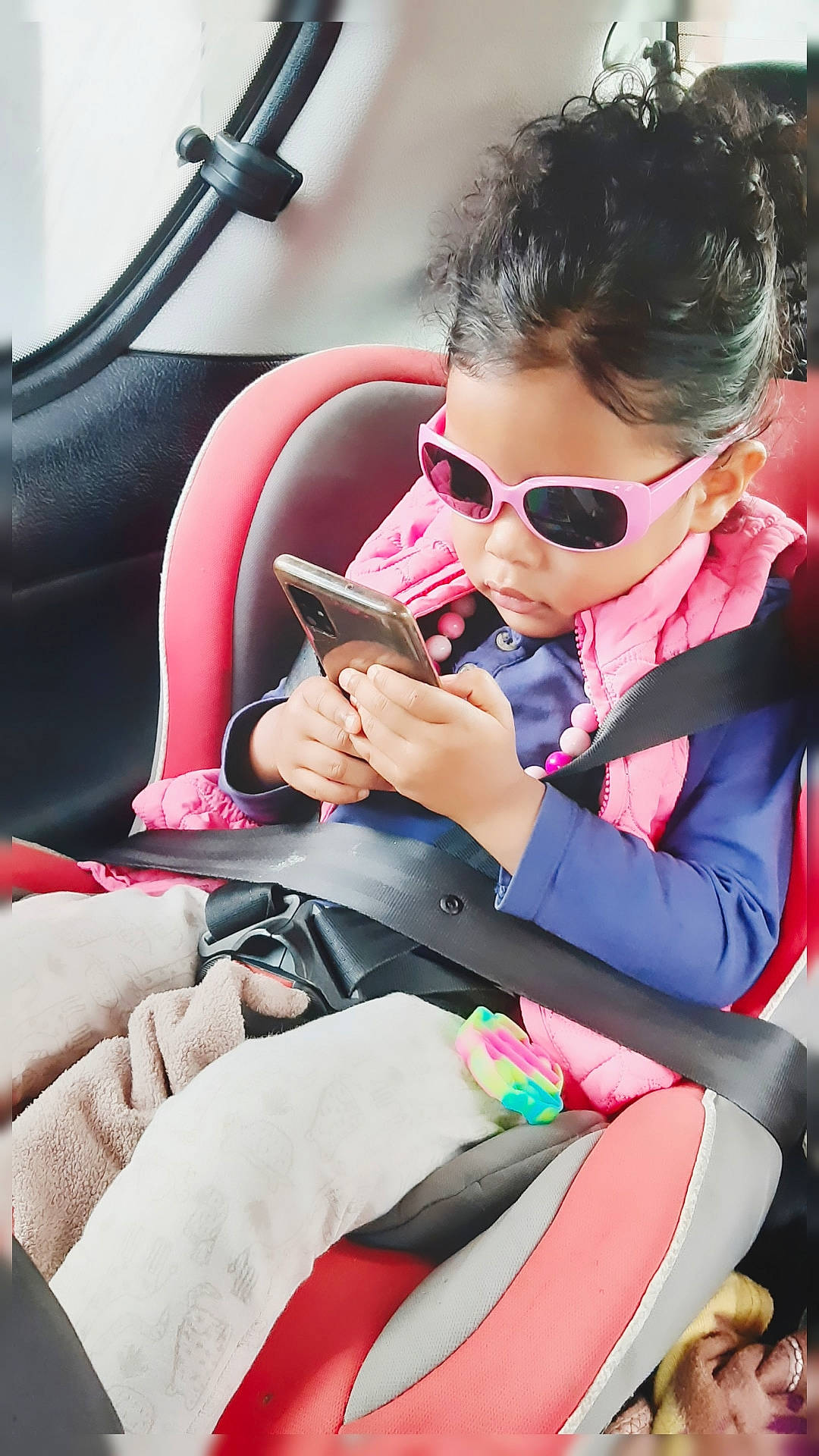 Waïka participe au concours pour gagner de l'argent avec cette photo : audio_equipment, auto_part, automotive_design, car_seat, child, comfort, event, eyewear, gadget, glasses, goggles, hearing, leisure, motor_vehicle, person, personal_protective_equipment, sitting, steering_wheel, sunglasses, vehicle_door