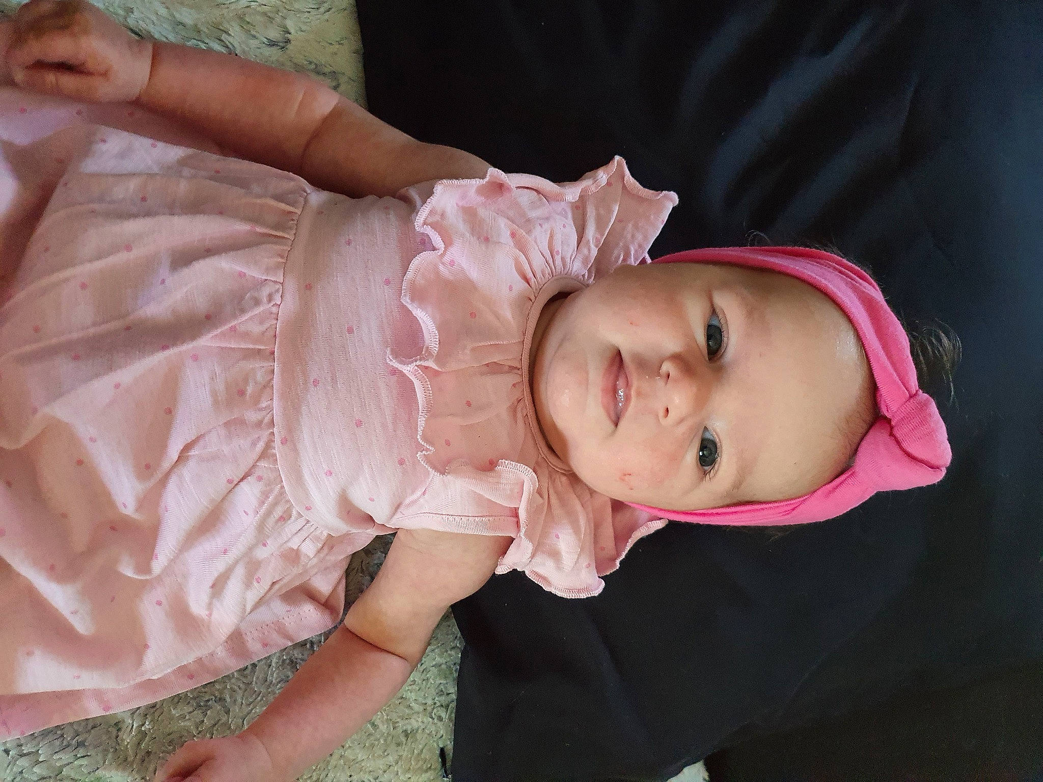 Louna participe au concours pour gagner de l'argent avec cette photo : arm, baby, cheek, child, ear, hand, mouth, neck, nose, person, pink, skin, toddler