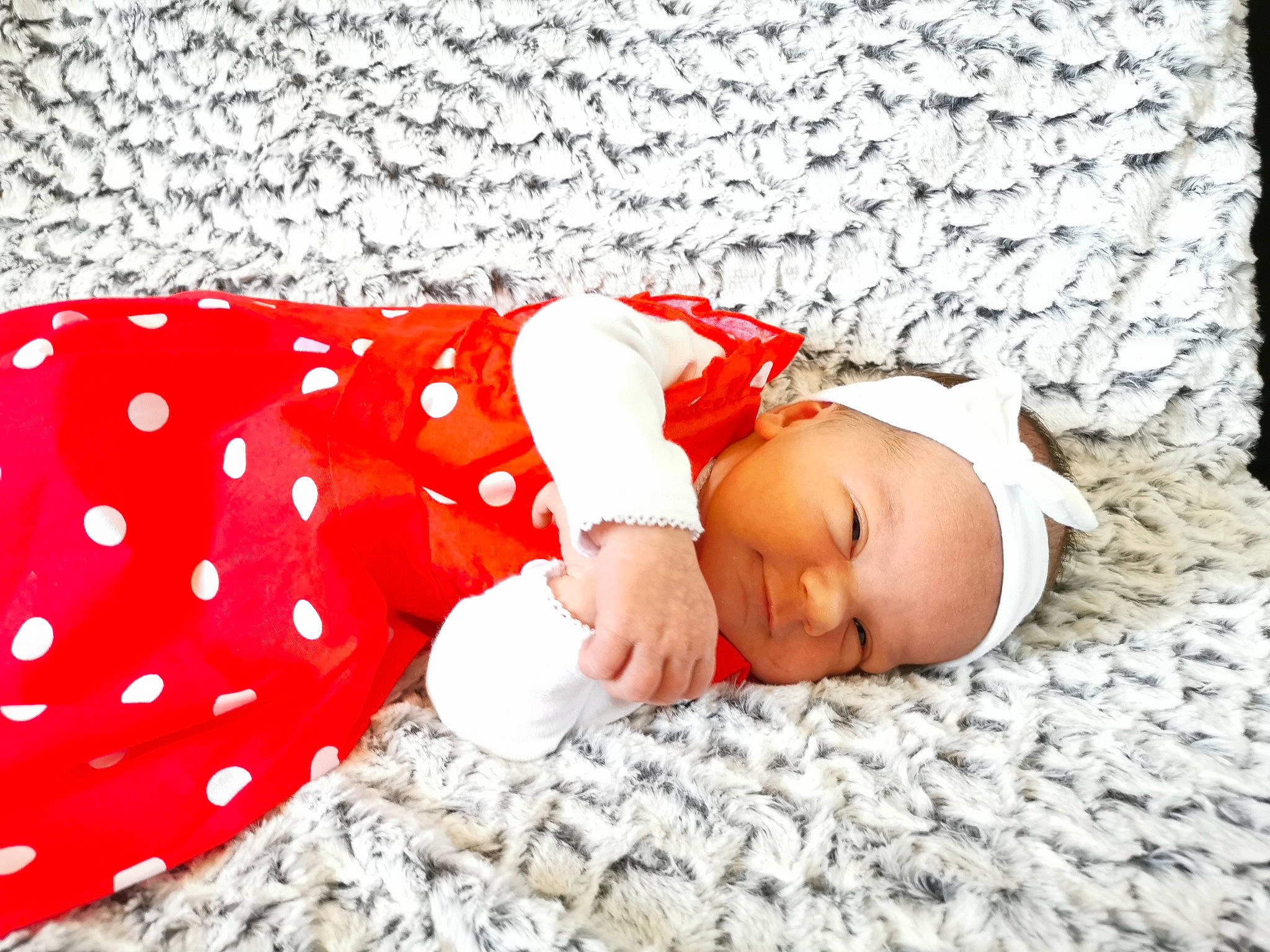 Louna participe au concours pour gagner de l'argent avec cette photo : baby, baby_sleeping, child, headgear, nap, person, photography, red, sleep, toddler
