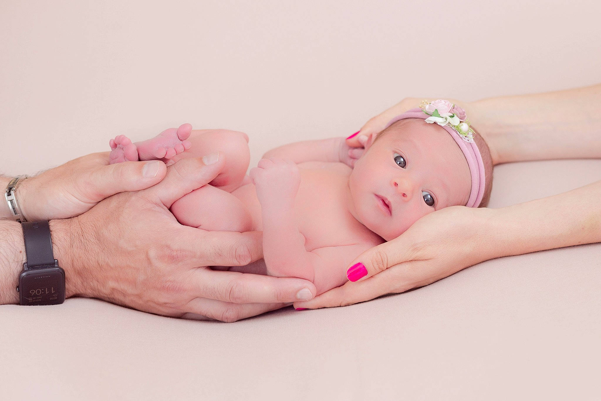 Mia participe au concours pour gagner de l'argent avec cette photo : arm, baby, child, fashion_accessory, finger, flesh, hair_accessory, hand, headgear, muscle, nail, neck, person, photography, pink, skin, toddler