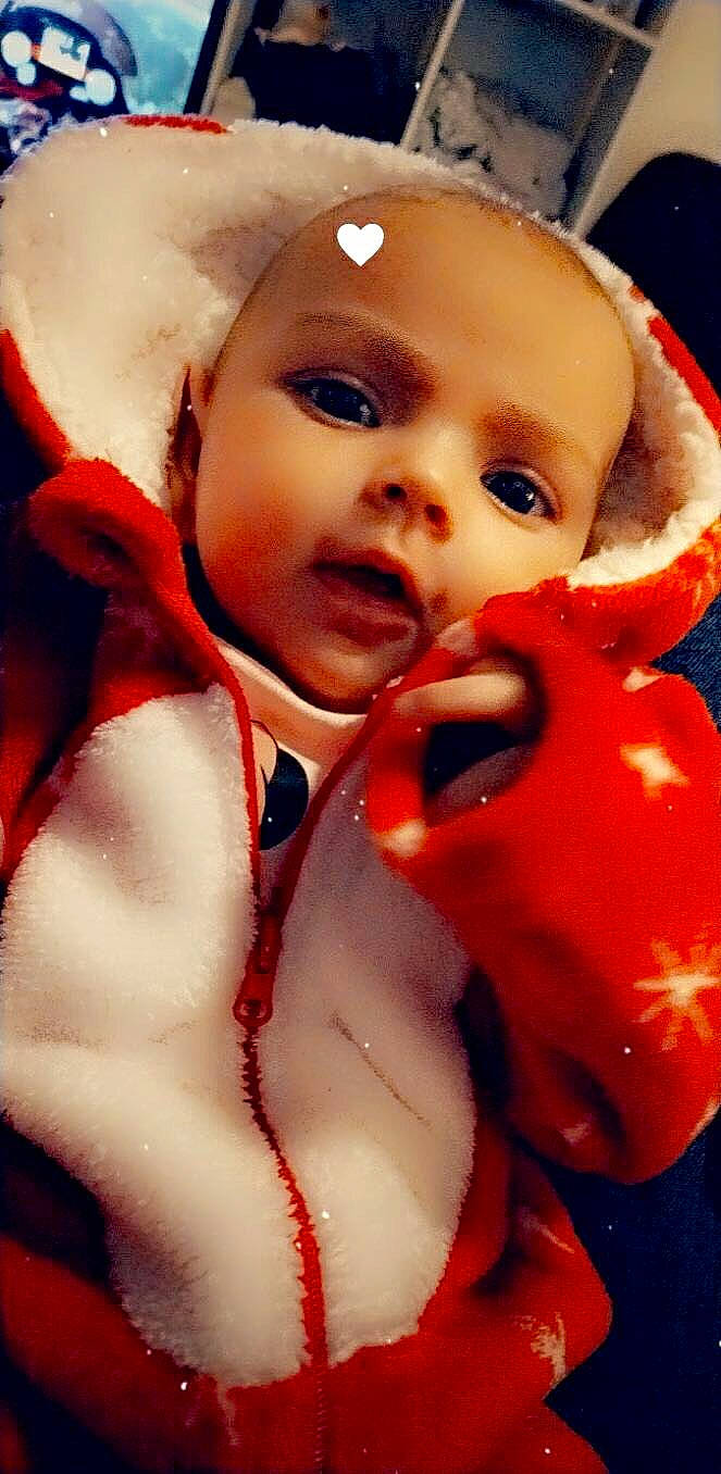 Syanna participe au concours pour gagner de l'argent avec cette photo : baby, baby_toddler_clothing, carmine, cheek, child, chin, eye, eyelash, face, finger, fun, gesture, happy, head, human_body, lip, mouth, nose, person, sweetness