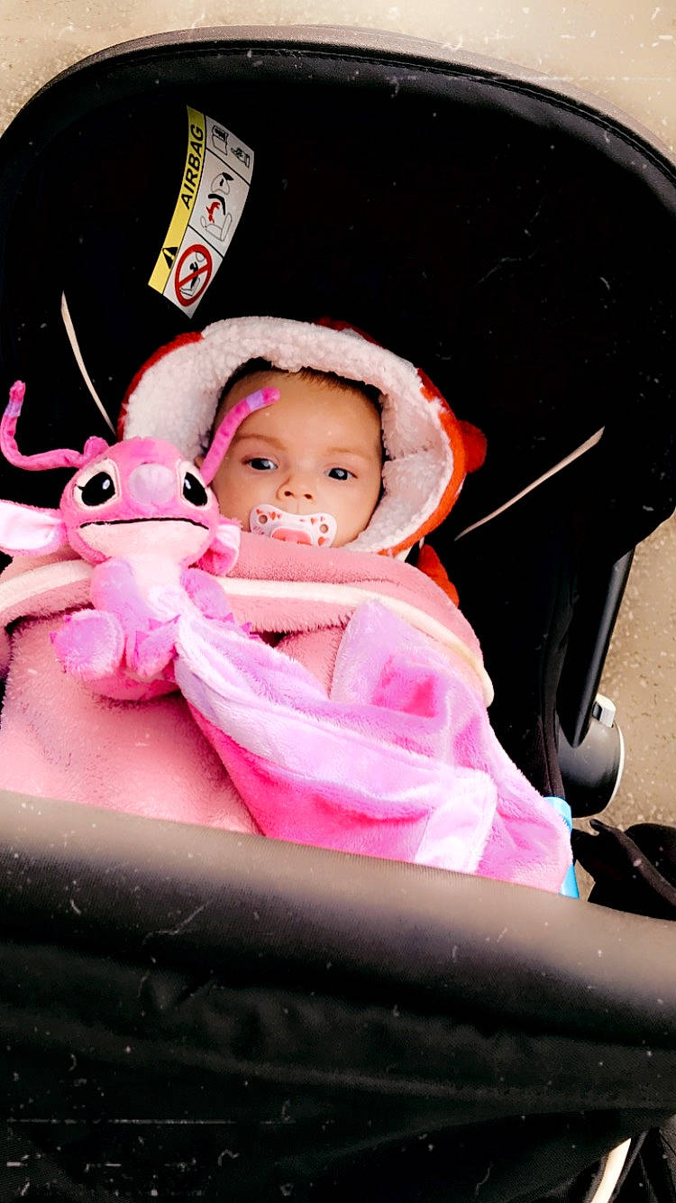 Syanna participe au concours pour gagner de l'argent avec cette photo : auto_part, baby, baby_carriage, baby_in_car_seat, baby_products, baby_safety, baby_toddler_clothing, cap, car_seat, carmine, cheek, child, comfort, fashion_accessory, happy, magenta, person, pink, sitting, steering_wheel