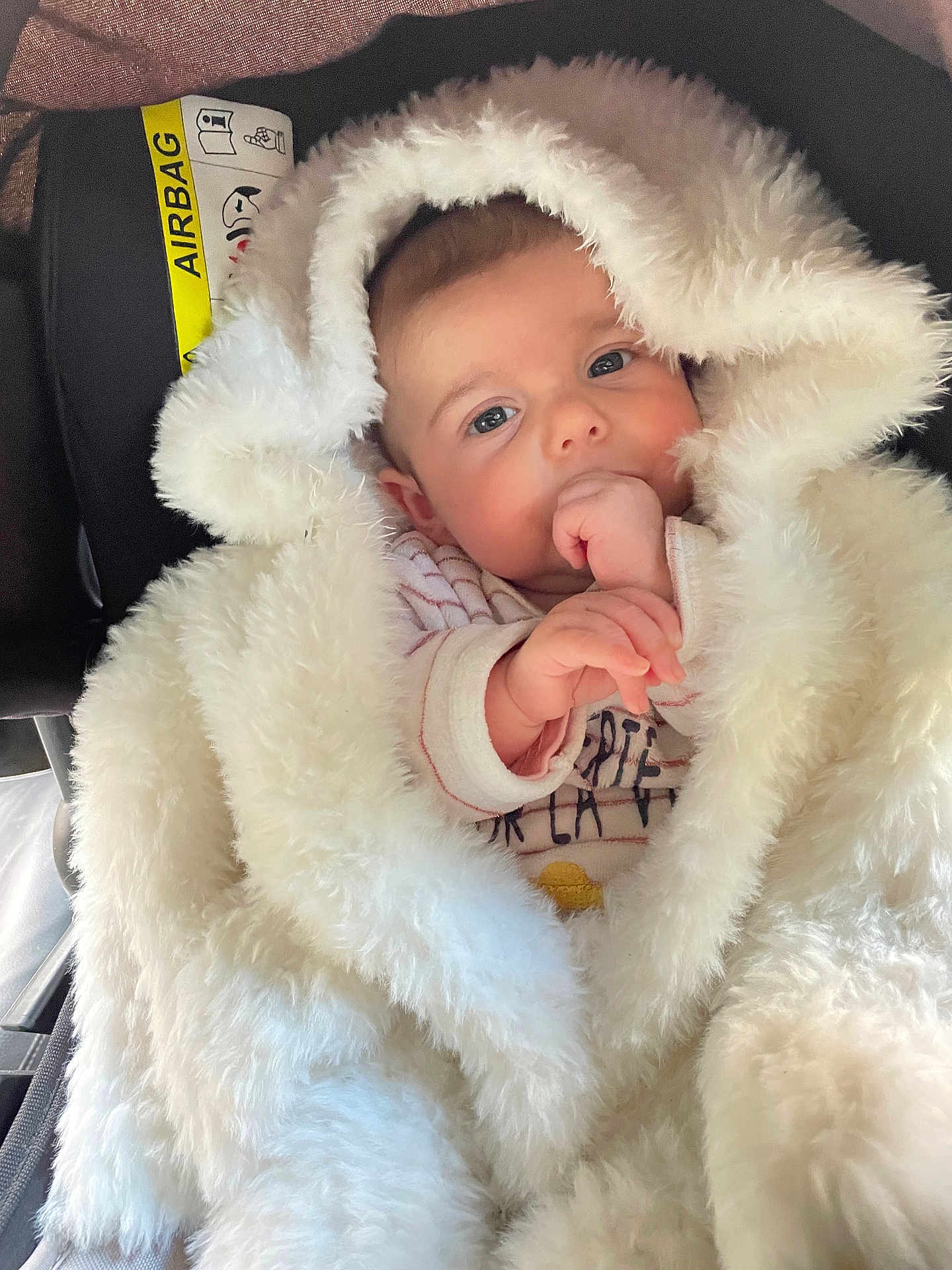 Lila Josselin a rejoint le concours — aidez-le/la à gagner de superbes lots ! baby, blanket, car, clothing, coat, cushion, face, happy, head, homedecor, jacket, newborn, person, photography, portrait, quilt, sleeping, smile, transportation, vehicle