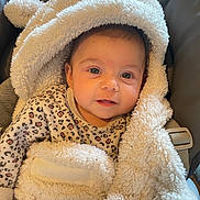 Lila Josselin participe au concours pour gagner de l'argent avec cette photo : baby, blanket, bonnet, clothing, cushion, face, happy, hat, head, homedecor, hood, hoodie, knitwear, newborn, person, photography, portrait, smile, sweater, towel