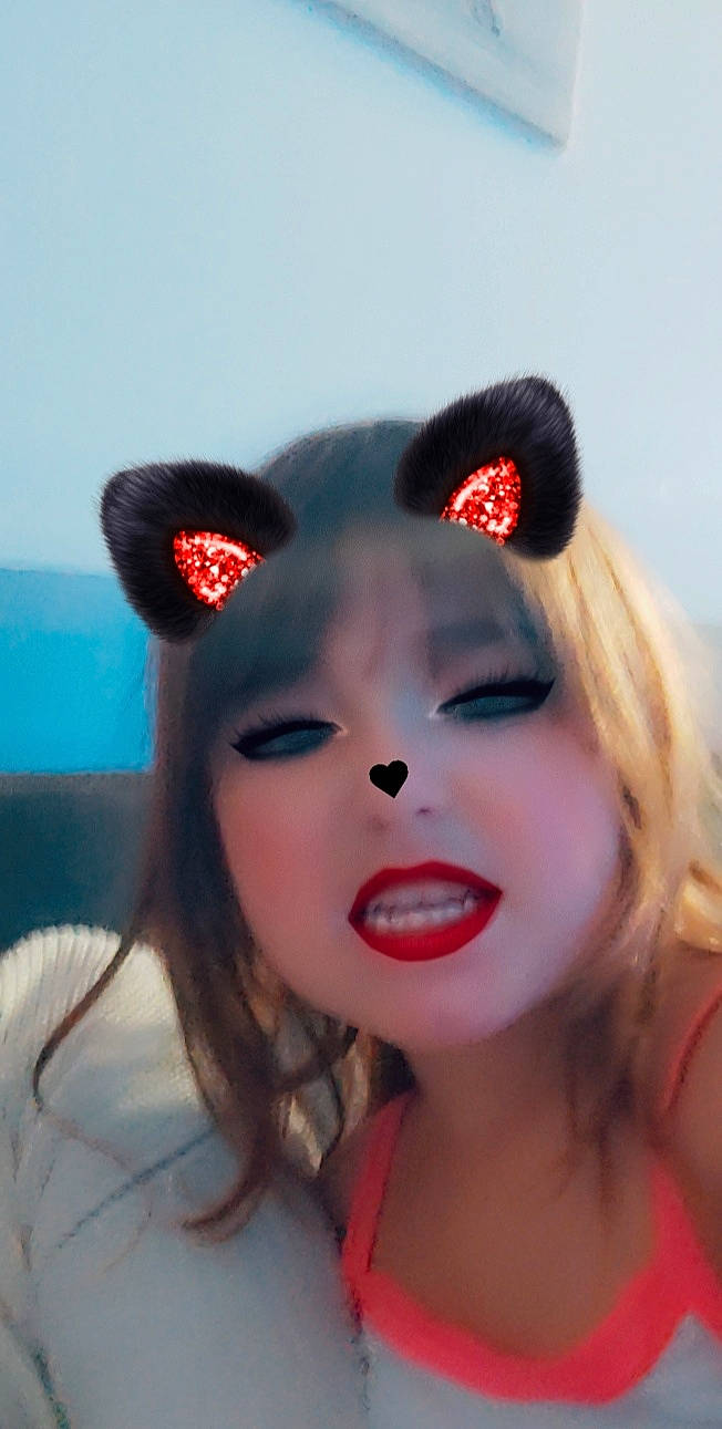 Kelia a rejoint le concours — aidez-le/la à gagner de superbes lots ! black_hair, cap, chin, costume_hat, ear, event, eye, eyebrow, eyelash, face, flash_photography, happy, hat, headgear, headpiece, lip, lipstick, long_hair, person, petal