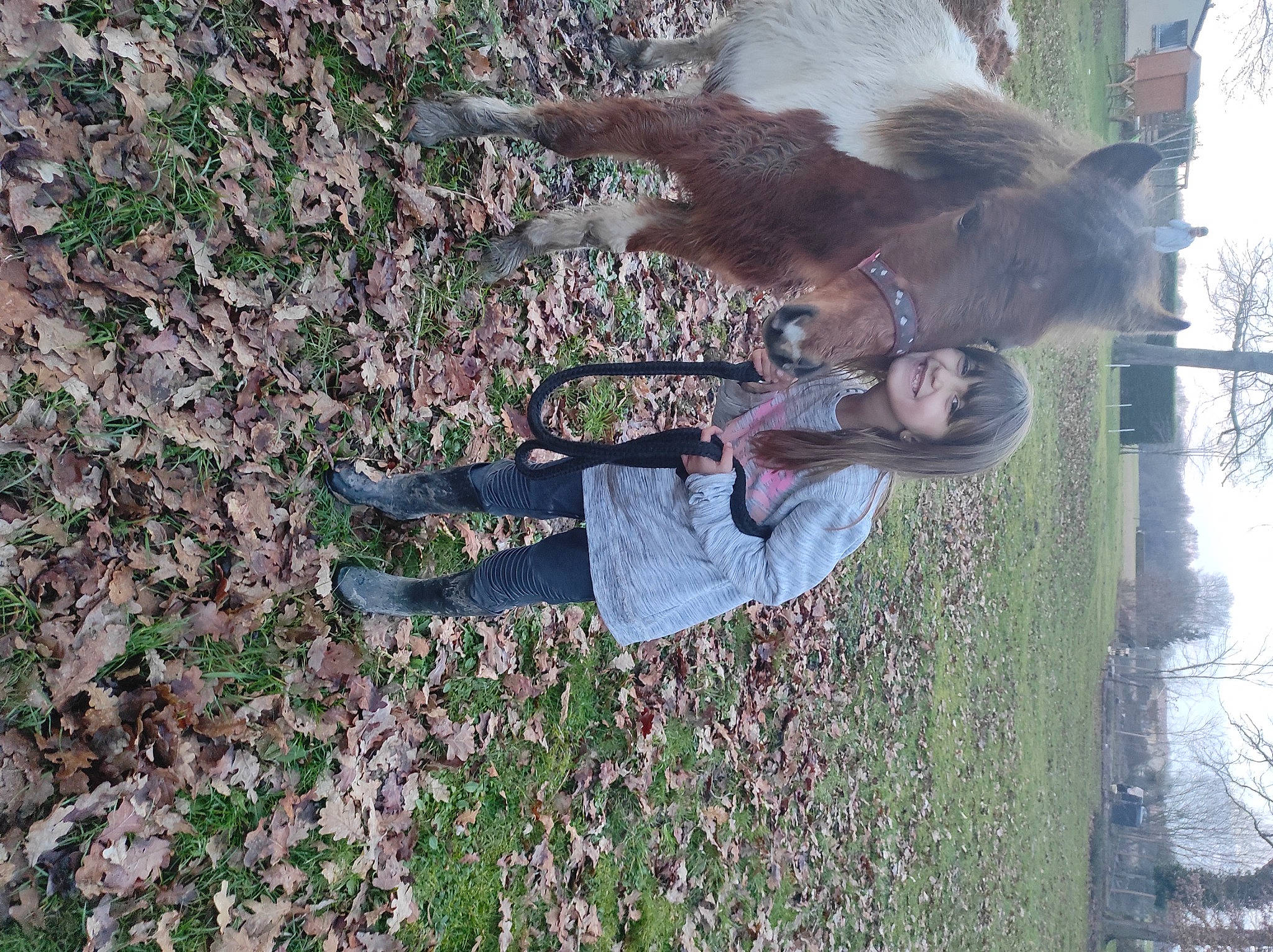 Kelia a rejoint le concours — aidez-le/la à gagner de superbes lots ! companion_dog, fur, grass, groundcover, joy, people_in_nature, person, plant, sky, soil, tail, terrestrial_animal, tree, trunk, walking_shoe, woody_plant