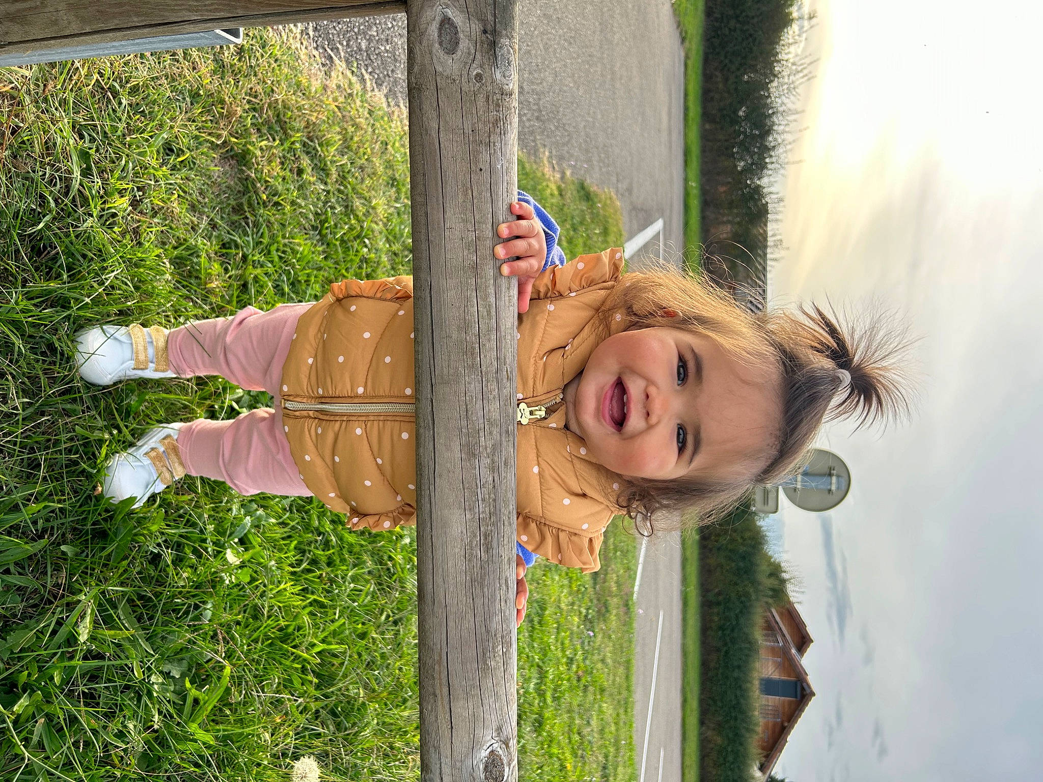 Eline participe au concours pour gagner de l'argent avec cette photo : cloud, fun, grass, happy, joy, leisure, people_in_nature, person, plant, portrait_photography, sky, smile, toddler, tree, water