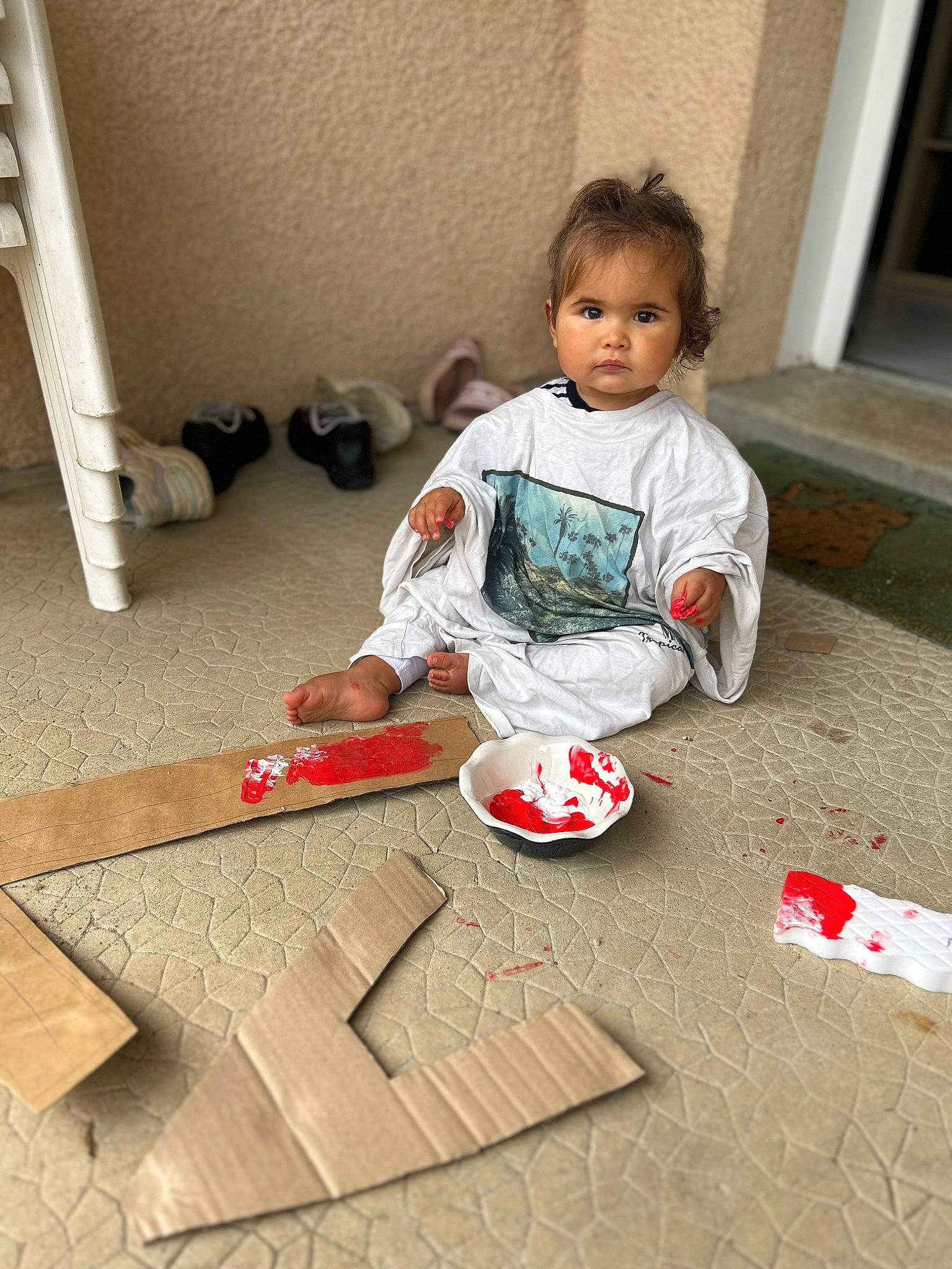 Eline participe au concours pour gagner de l'argent avec cette photo : baby, baby_toddler_clothing, carmine, carpet, child, floor, flooring, foot, fun, hardwood, holiday, laminate_flooring, person, play, room, sitting, t_shirt, toddler, toy, wood