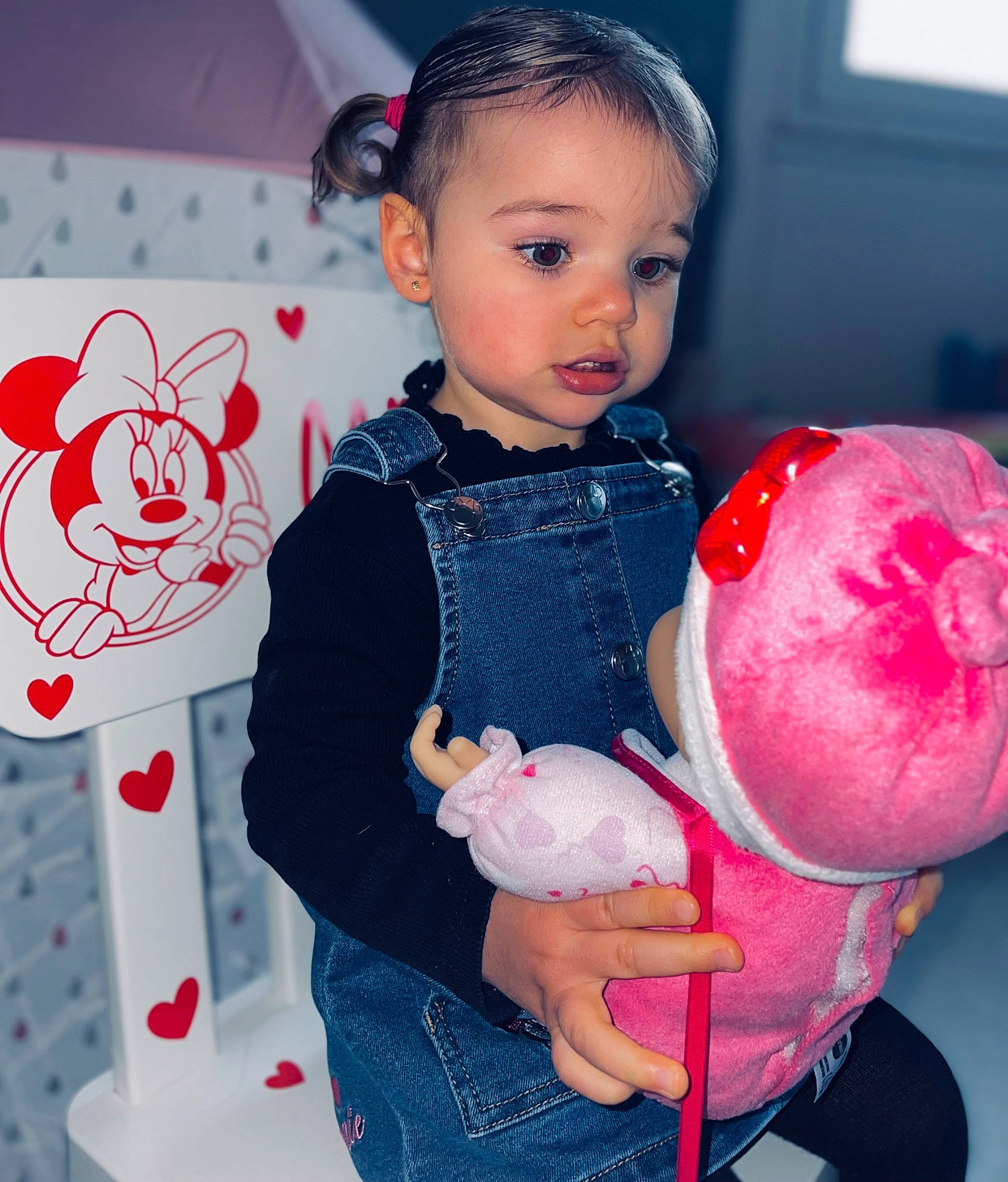 Maddy a rejoint le concours — aidez-le/la à gagner de superbes lots ! baby, baby_toddler_clothing, cheek, child, design, face, hairstyle, happy, head, organ, pattern, person, pink, product, red, skin, sleeve, standing, toddler, toy