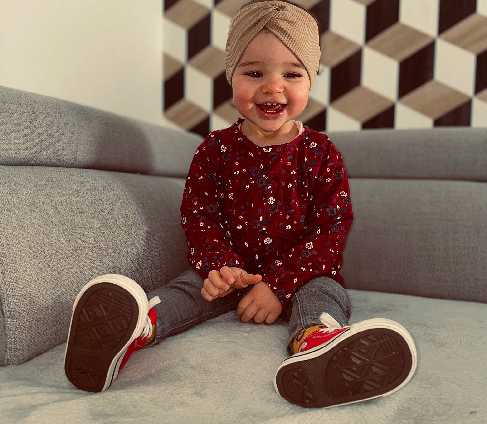 Maddy a rejoint le concours — aidez-le/la à gagner de superbes lots ! baby_toddler_clothing, comfort, couch, fashion, floor, flooring, hairstyle, happy, hat, headwear, joy, knee, person, product, red, shoe, sleeve, smile, sneakers, thigh