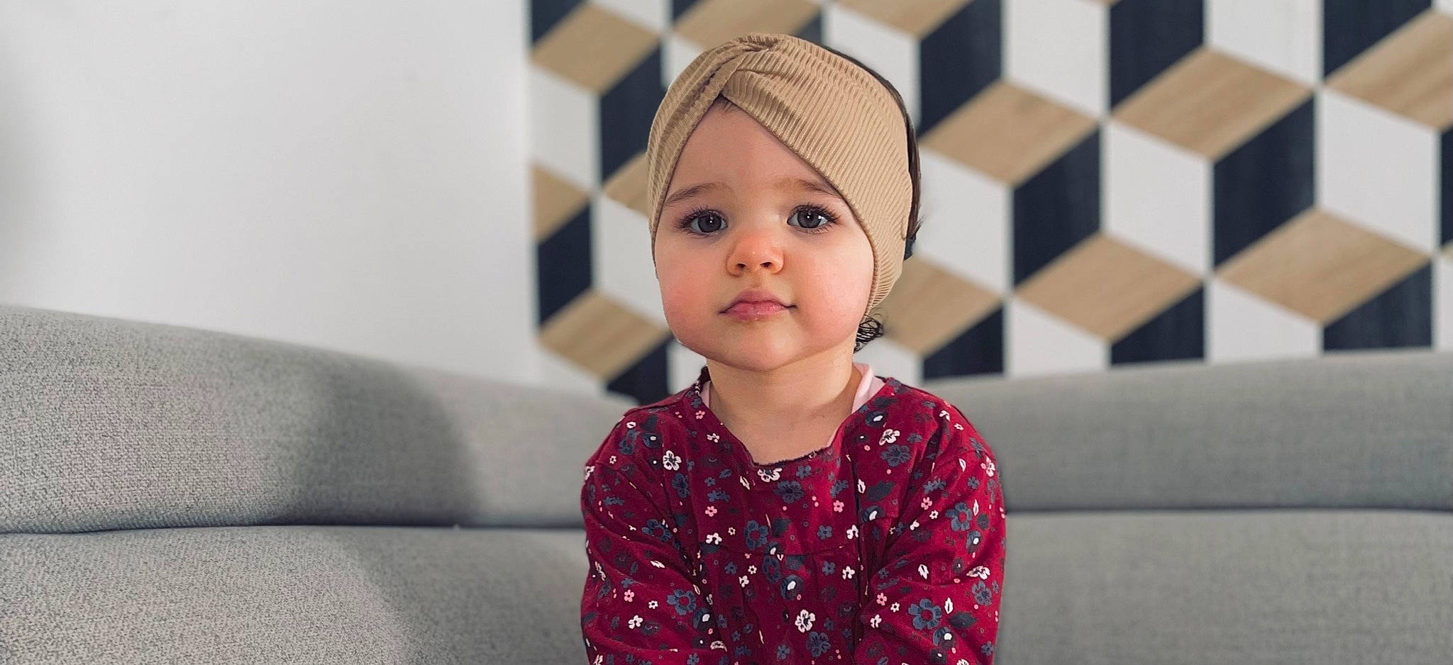 Maddy a rejoint le concours — aidez-le/la à gagner de superbes lots ! child, couch, electric_blue, eye, face, facial_expression, fashion_accessory, flooring, fun, happy, headwear, human, pattern, person, portrait_photography, red, room, sitting, sleeve, street_fashion