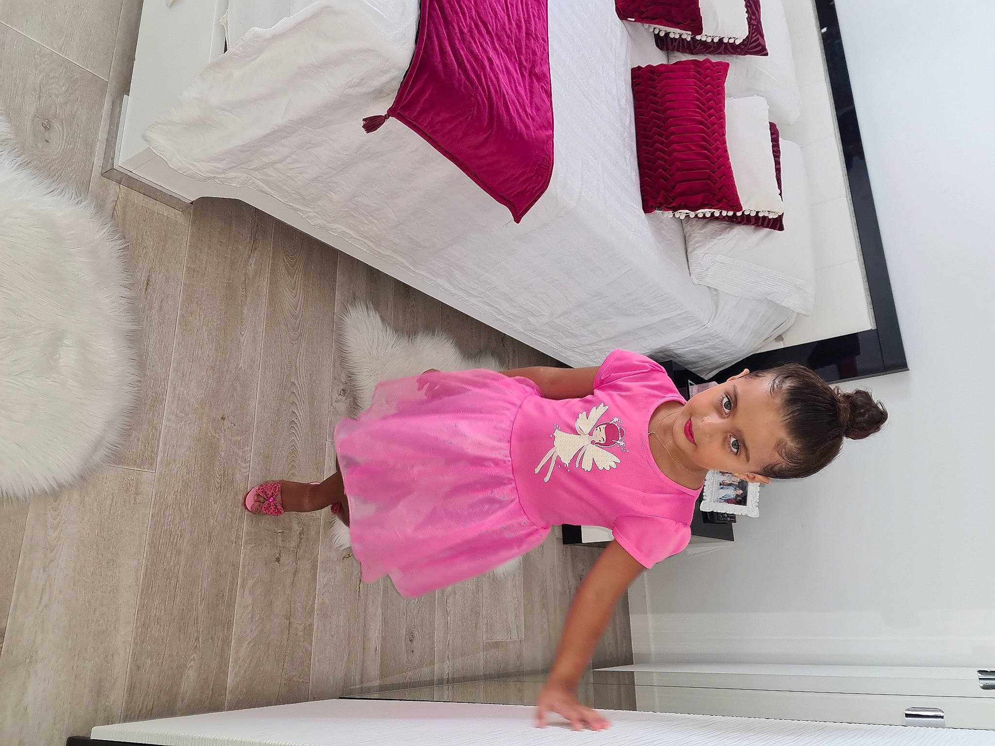 Alia participe au concours pour gagner de l'argent avec cette photo : baby, baby_toddler_clothing, child, clothing, fun, leisure, linens, magenta, person, pink, play, rectangle, red, room, sandal, skin, sleeve, street_fashion, t_shirt, toddler
