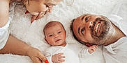 Hugo a rejoint le concours — aidez-le/la à gagner de superbes lots ! baby, infant, family, parent, mother, father, white_clothing, smile, lying_down, blanket, closeup, love, happy, indoor, skin, head, hand, face, beard, nail_polish