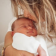 Hugo participe au concours pour gagner de l'argent avec cette photo : baby, woman, sleeping, kiss, affection, love, white_clothing, closeup, portrait, hand, watch, nail_polish, skin, face, hair, tenderness, caring, indoor, warm, family