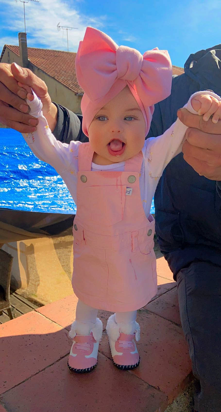 Lyaa participe au concours pour gagner de l'argent avec cette photo : baby, baseball_cap, cap, child, cool, finger, fun, gesture, hand, happy, leisure, person, pink, skin, sky, sleeve, smile, standing, thumb, toddler