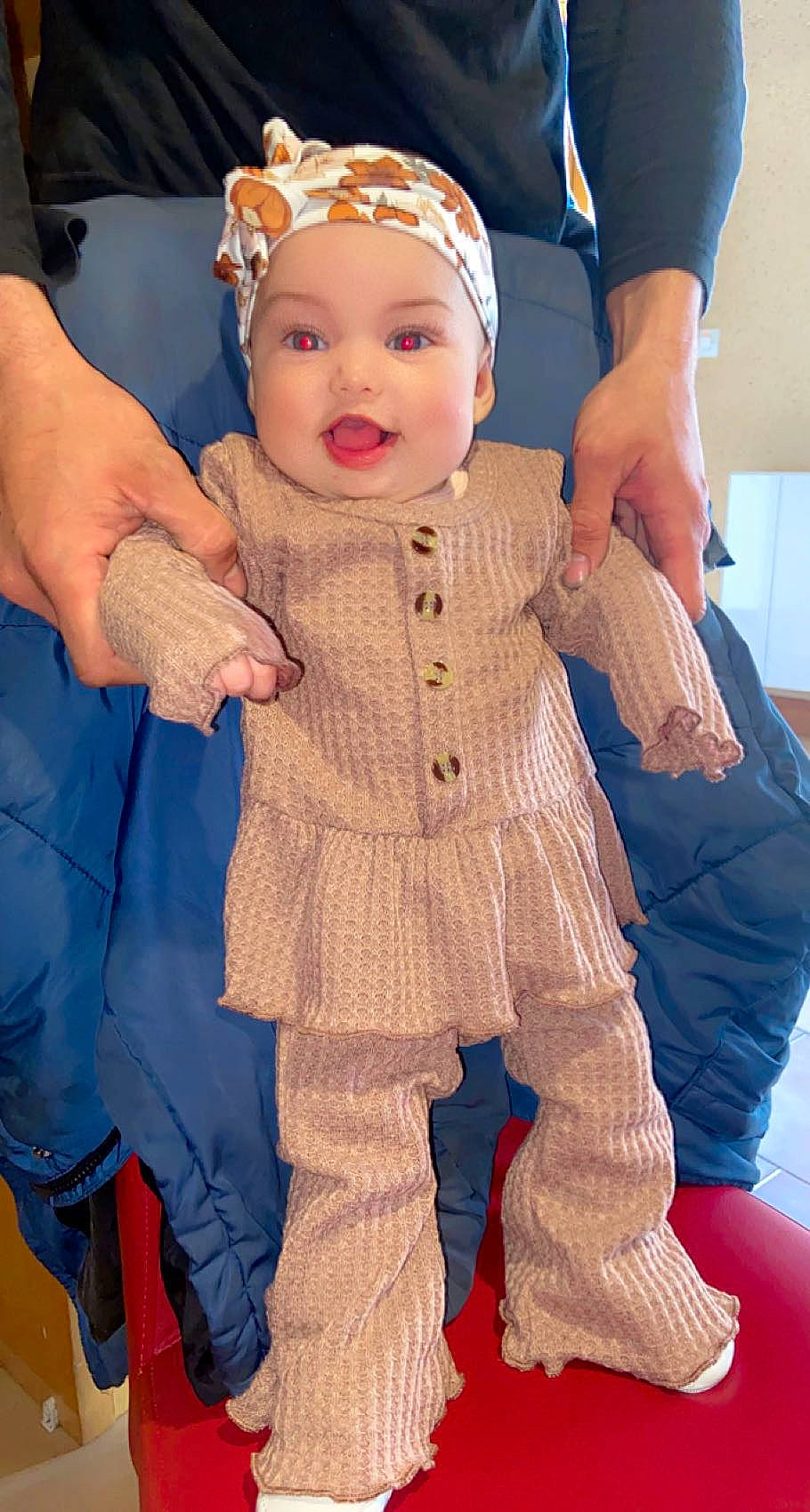 Lyaa a rejoint le concours — aidez-le/la à gagner de superbes lots ! baby, baby_toddler_clothing, cool, eye, face, finger, fun, gesture, hand, happy, head, headgear, human_body, person, pink, skin, sleeve, smile, thumb, toddler