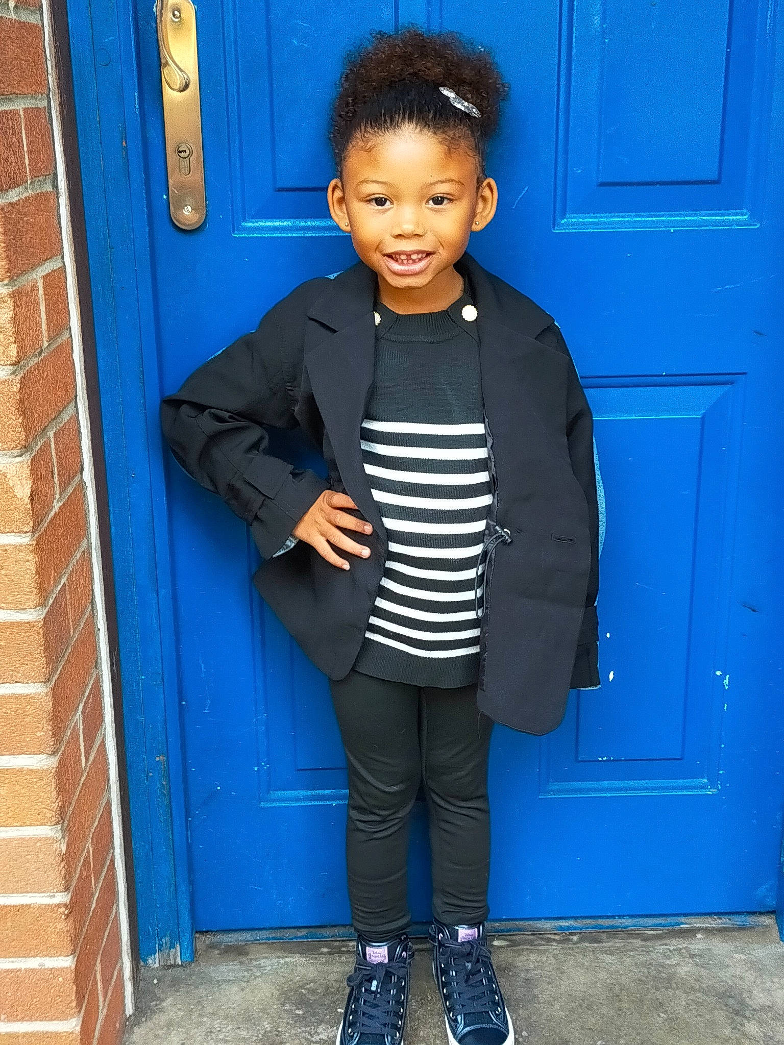 Inès participe au concours pour gagner de l'argent avec cette photo : azure, black, black_hair, blue, brick, brickwork, child, chin, door, electric_blue, hairstyle, joy, people, person, photograph, red, sleeve, smile, snapshot, sportswear