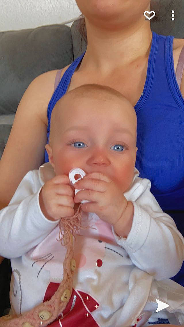 Gabriella a rejoint le concours — aidez-le/la à gagner de superbes lots ! active_tank, arm, baby_toddler_clothing, blue, cheek, dress, eye, finger, gesture, hand, human_body, joint, lip, mouth, muscle, neck, nose, person, skin, thumb