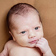 Johan a rejoint le concours — aidez-le/la à gagner de superbes lots ! baby, newborn, infant, face, hand, skin, eyes, expression, portrait, closeup, cute, child, young, resting, background, soft, human, person, newborn_baby, head