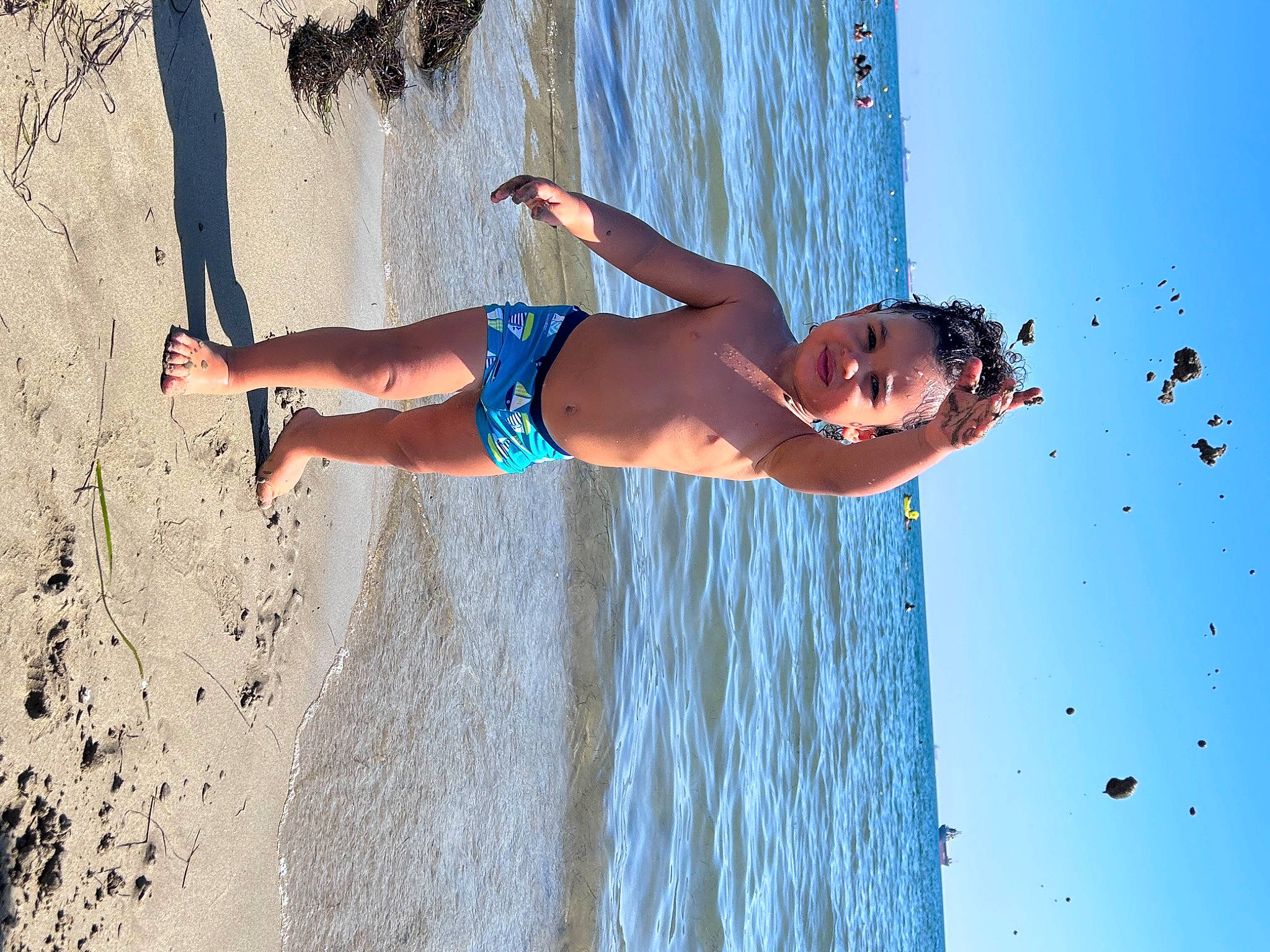 Adam a rejoint le concours — aidez-le/la à gagner de superbes lots ! arm, azure, beach, body_of_water, elbow, fun, hair, hand, happy, human_body, lake, leisure, light, people_in_nature, people_on_beach, person, sky, sunlight, swimwear, thigh