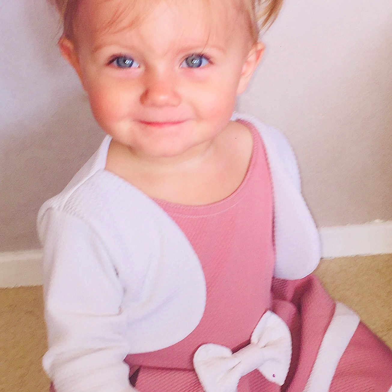 Cassy a rejoint le concours — aidez-le/la à gagner de superbes lots ! cheek, child, child_model, girl, human_hair_color, infant, joy, person, pink, product, skin, smile, standing, textile, toddler