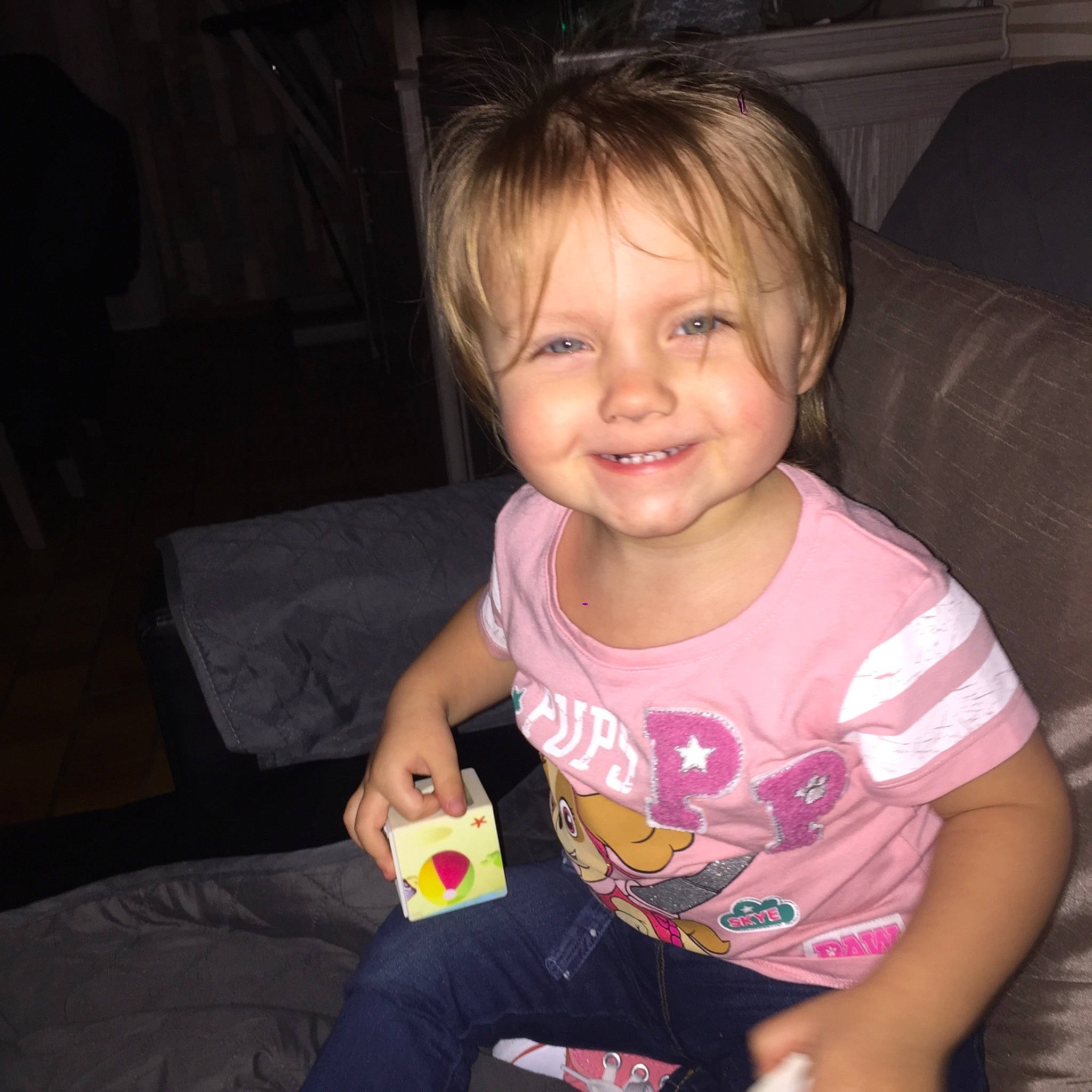 Cassy a rejoint le concours — aidez-le/la à gagner de superbes lots ! arm, blond, boy, cheek, child, chin, day, eye, facial_expression, hair, hairstyle, head, human_hair_color, joy, mouth, nose, person, product, sitting, skin