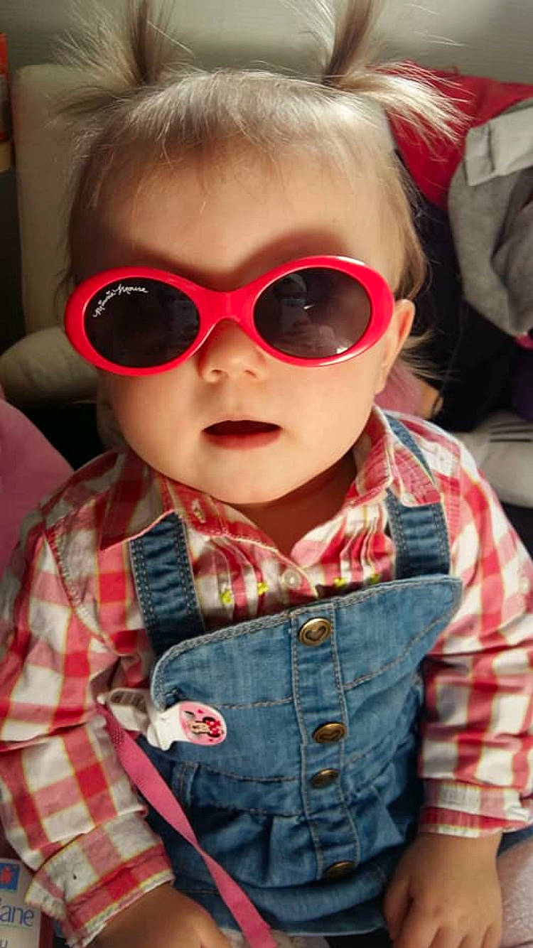 Cassy a rejoint le concours — aidez-le/la à gagner de superbes lots ! brown_hair, child, cool, doll, eyewear, girl, glasses, lip, person, product, red, sunglasses, toddler, vision_care
