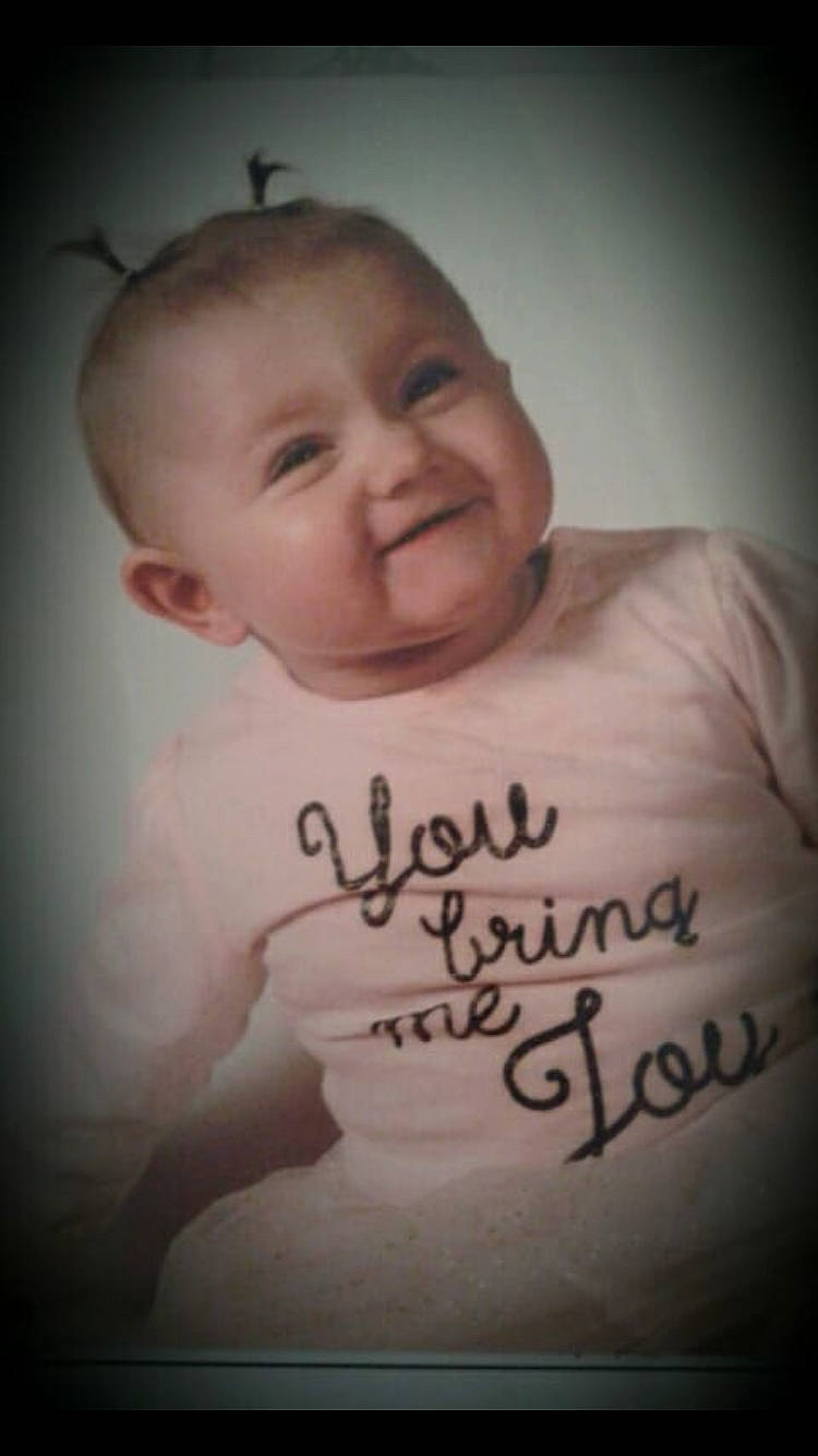 Cassy a rejoint le concours — aidez-le/la à gagner de superbes lots ! arm, cheek, child, chin, eyebrow, face, forehead, girl, head, human, human_hair_color, infant, joy, lip, mouth, nose, person, photo_caption, skin, smile