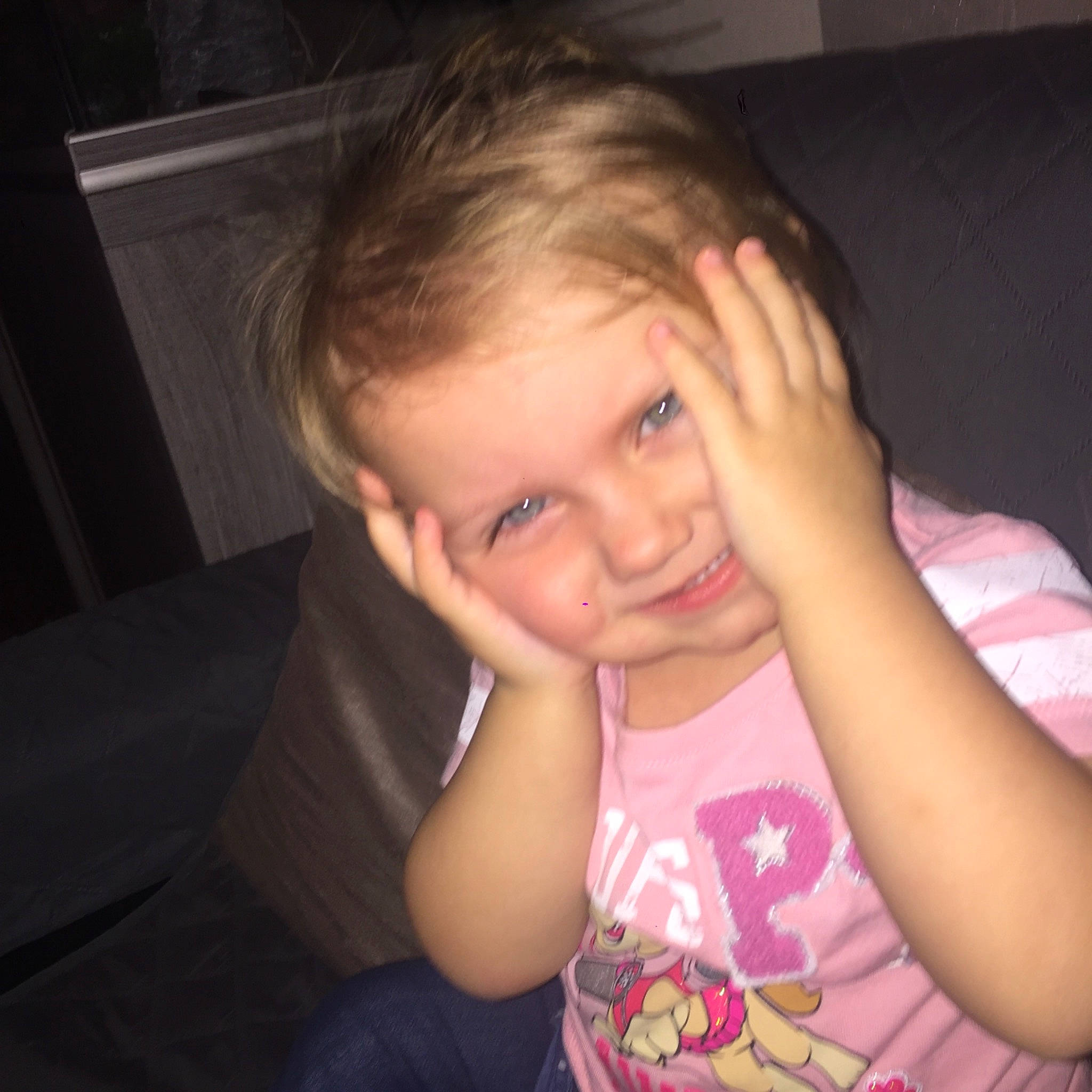 Cassy a rejoint le concours — aidez-le/la à gagner de superbes lots ! boy, cheek, child, chin, ear, eye, eyebrow, face, finger, forehead, girl, hair, hairstyle, hand, head, human_hair_color, mouth, nose, person, skin