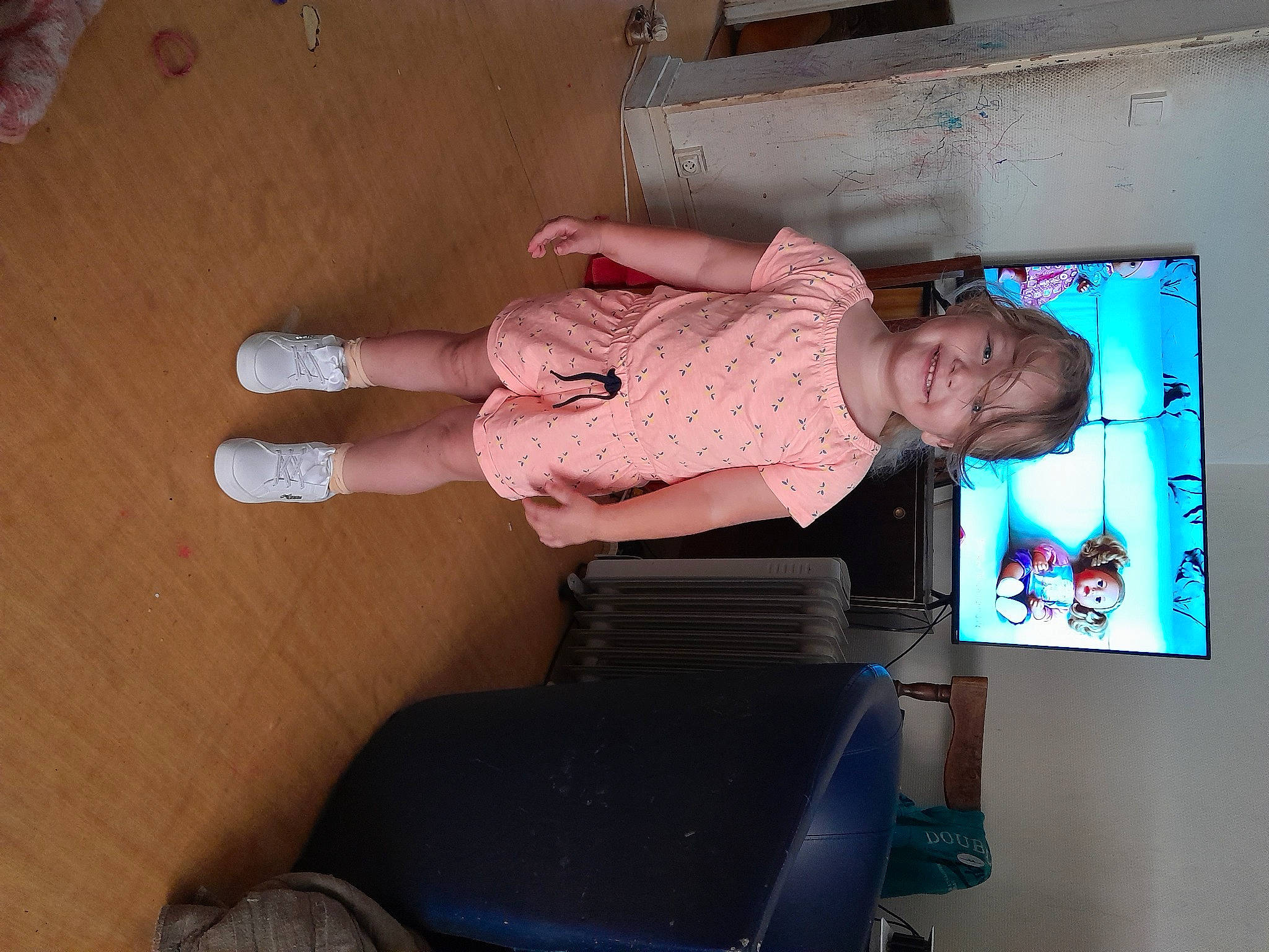 Ilana a rejoint le concours — aidez-le/la à gagner de superbes lots ! baby, child, display_device, finger, foot, fun, human_leg, joy, knee, person, room, sock, television, television_set, thigh, thumb, toddler, wrist