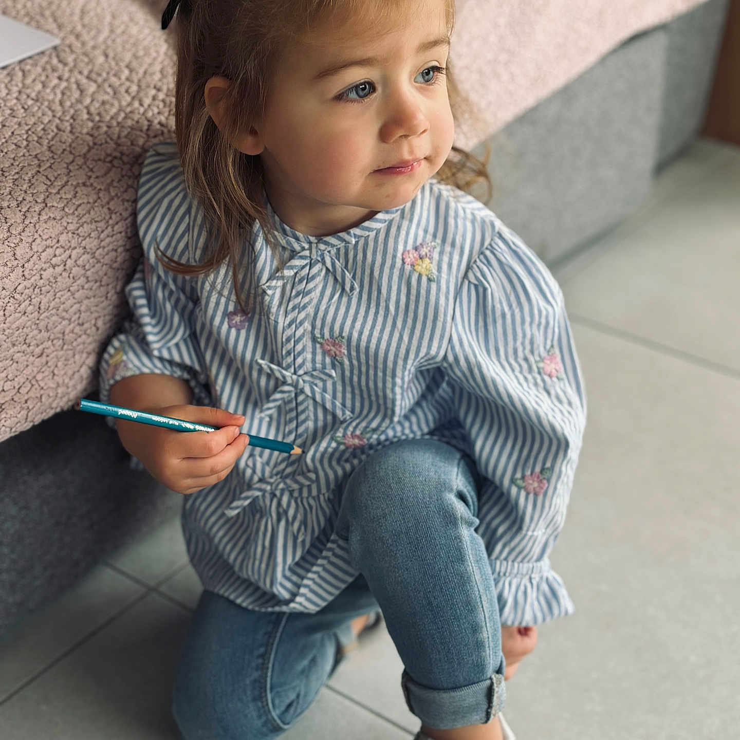 Romy participe au concours pour gagner de l'argent avec cette photo : bodypart, child, clothing, couch, face, female, finger, footwear, furniture, girl, happy, head, jeans, pants, pen, person, shoe, sitting, sleeve, smile