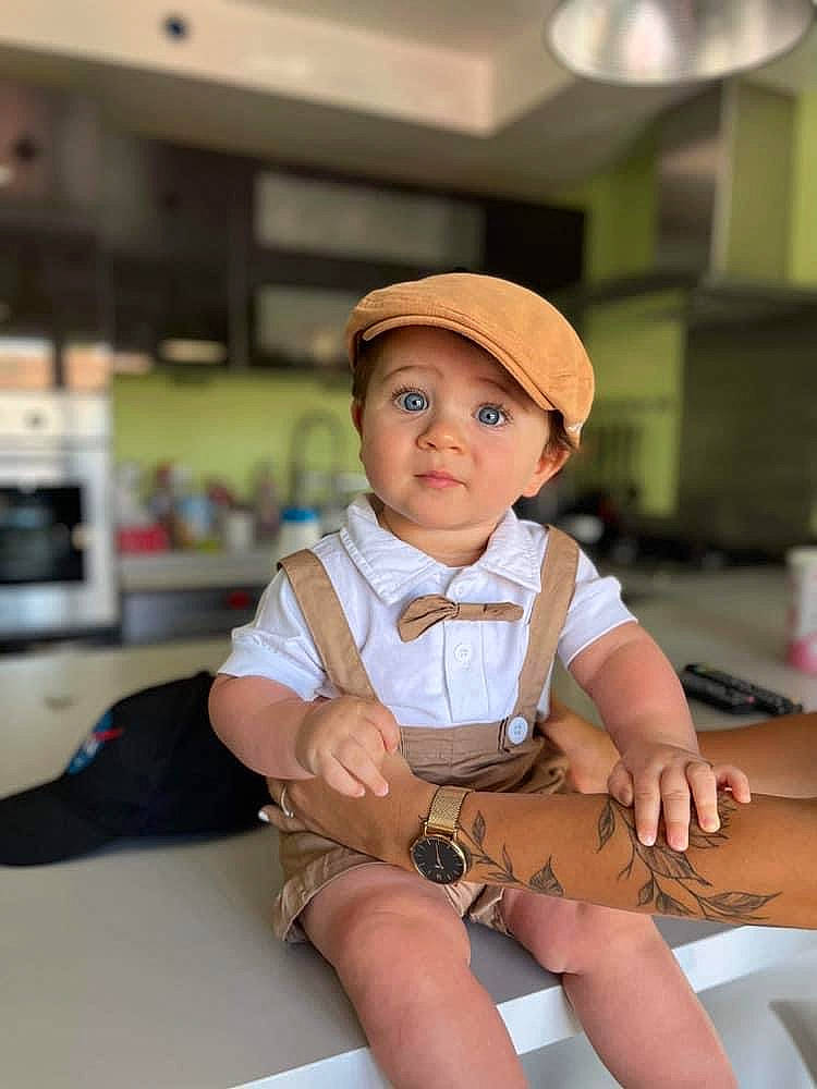 Charly a rejoint le concours — aidez-le/la à gagner de superbes lots ! baby, baby_toddler_clothing, cap, child, comfort, fashion_accessory, foot, fun, hat, headwear, human_leg, knee, person, room, shorts, sitting, sleeve, sock, surprise, thigh