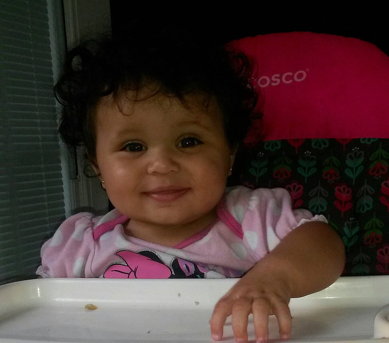 Kamiya is registered to the contest to win money with this photo: boy, cheek, child, day, eye, face, facial_expression, fun, girl, head, human_hair_color, infant, joy, mouth, nose, person, product, sitting, skin, smile