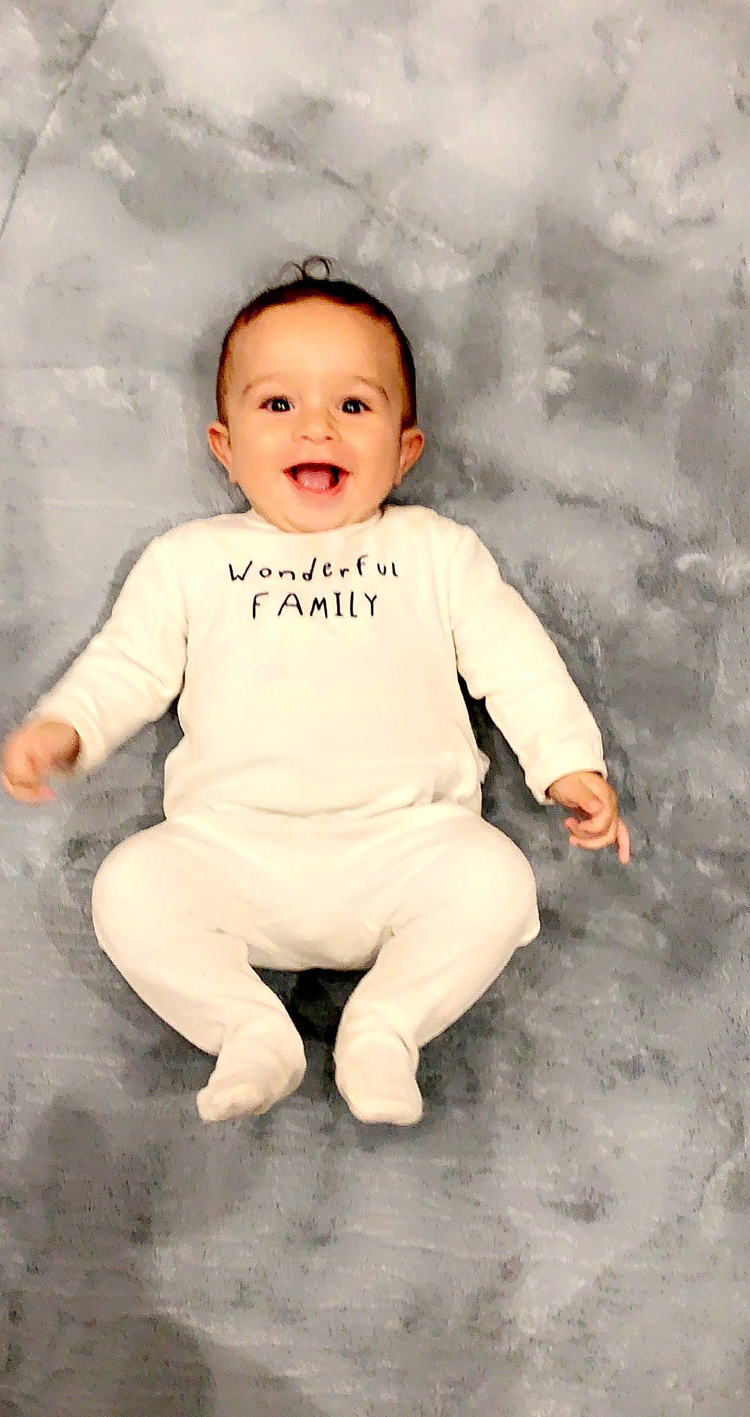 Noré a rejoint le concours — aidez-le/la à gagner de superbes lots ! arm, baby, baby_toddler_clothing, cheek, chin, cool, eye, face, facial_expression, flash_photography, gesture, hairstyle, happy, head, iris, lip, nose, person, skin, sleeve