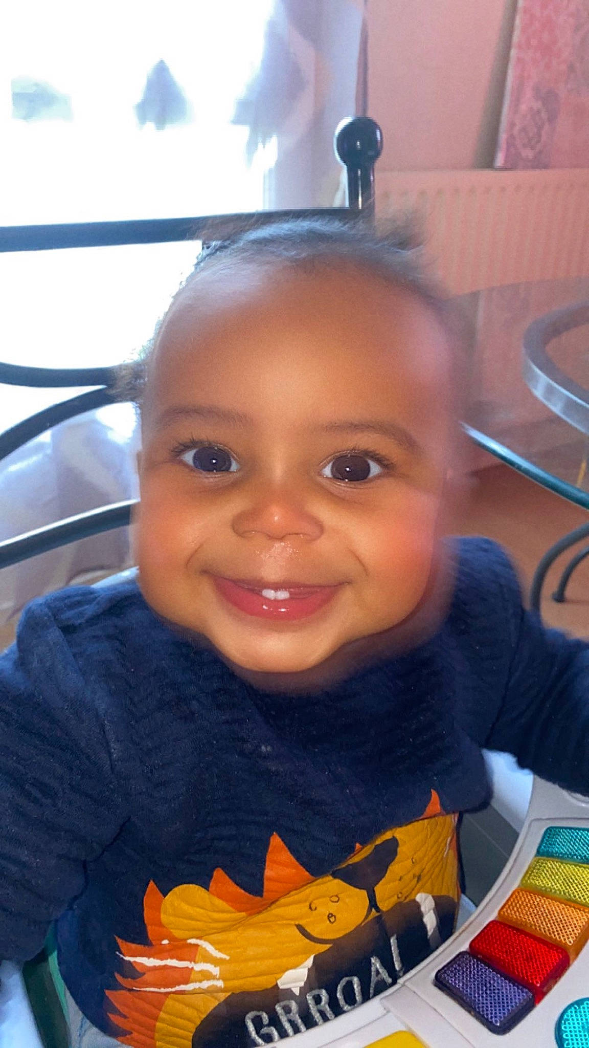 Imrân participe au concours pour gagner de l'argent avec cette photo : baby, baby_toddler_clothing, cheek, child, cool, flooring, forehead, fun, happy, iris, joy, lip, mouth, nose, person, selfie, sitting, skin, smile, t_shirt