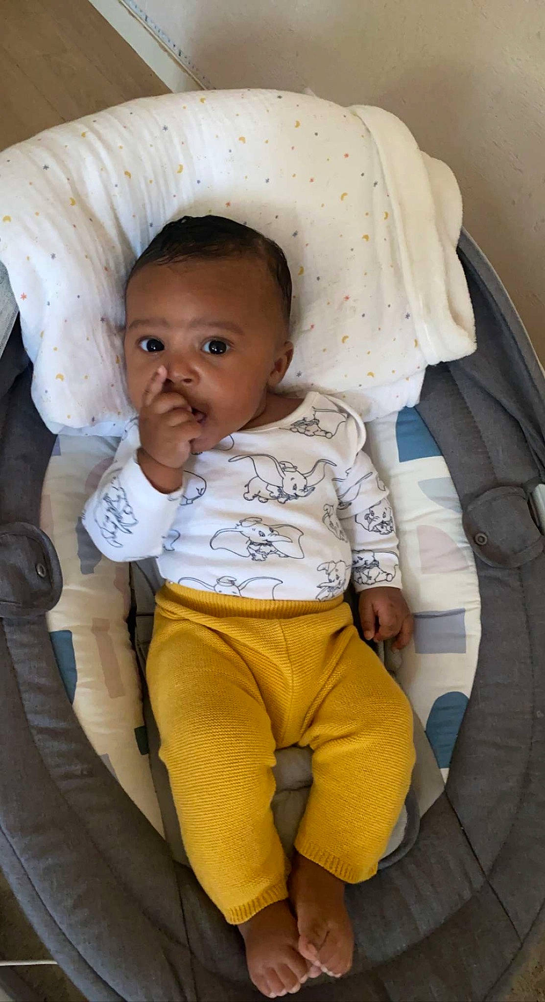 Imrân a rejoint le concours — aidez-le/la à gagner de superbes lots ! baby, baby_carriage, baby_products, baby_safety, baby_toddler_clothing, car_seat, cheek, child, clothing, comfort, eye, facial_expression, hairstyle, head, mouth, nose, person, product, skin, sleeve